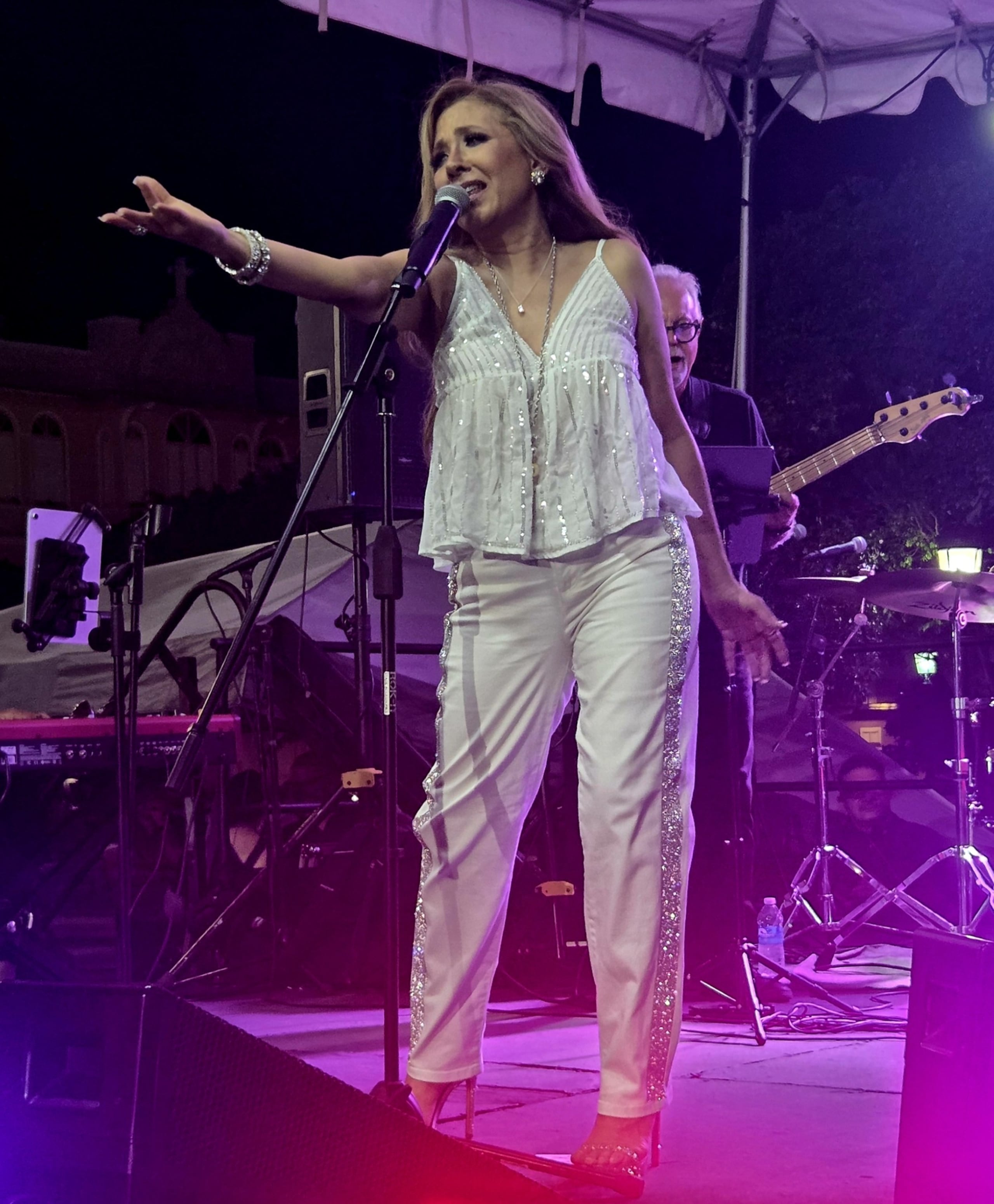 Además de canciones alusivas a las madres, interpretó varias dedicados a Puerto Rico.
