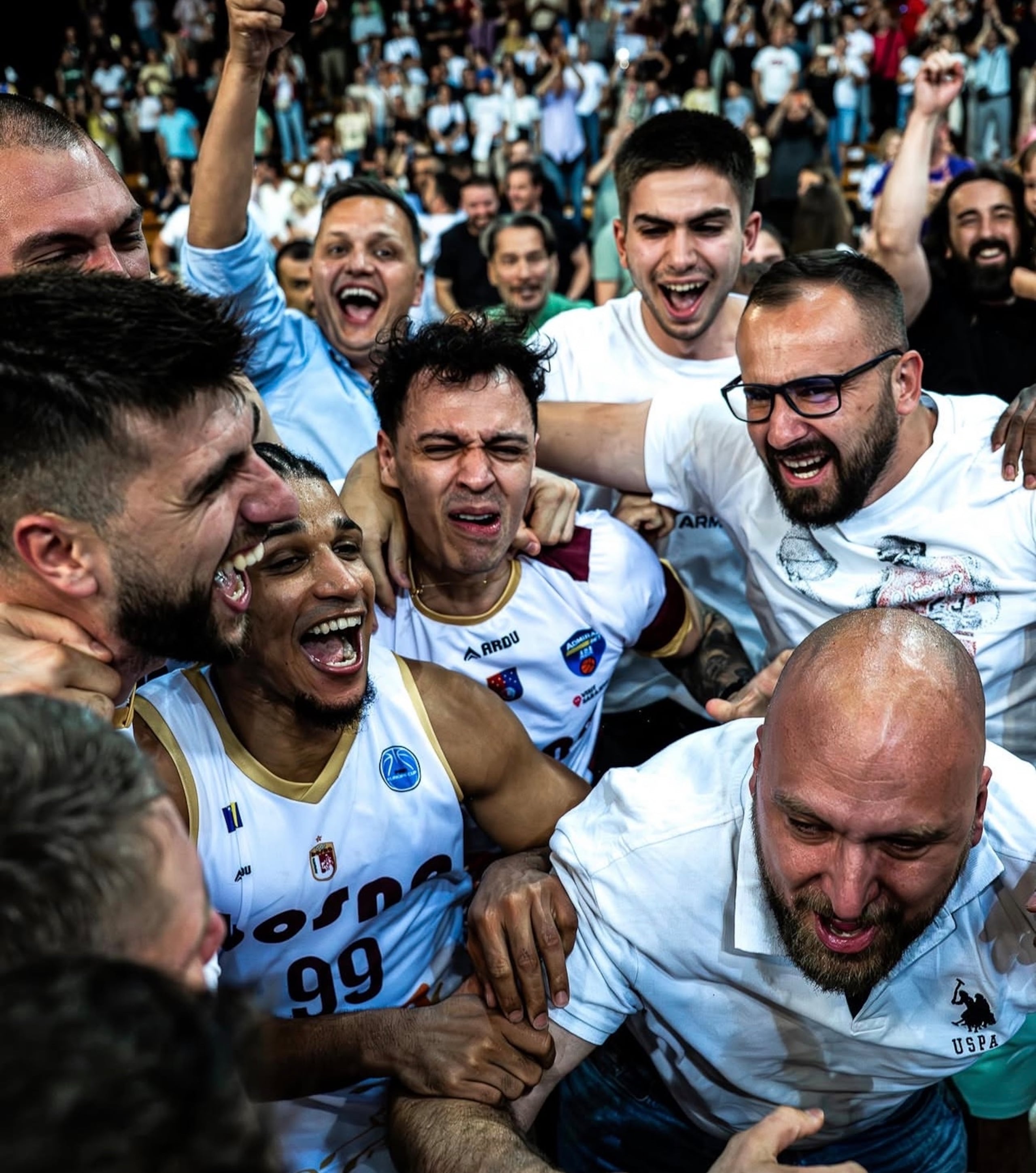 Alfonso Plummer, a la izquierda, celebra junto a sus compañeros del Bosna Royal de la Liga ABA en Bosnia y Herzegovina.