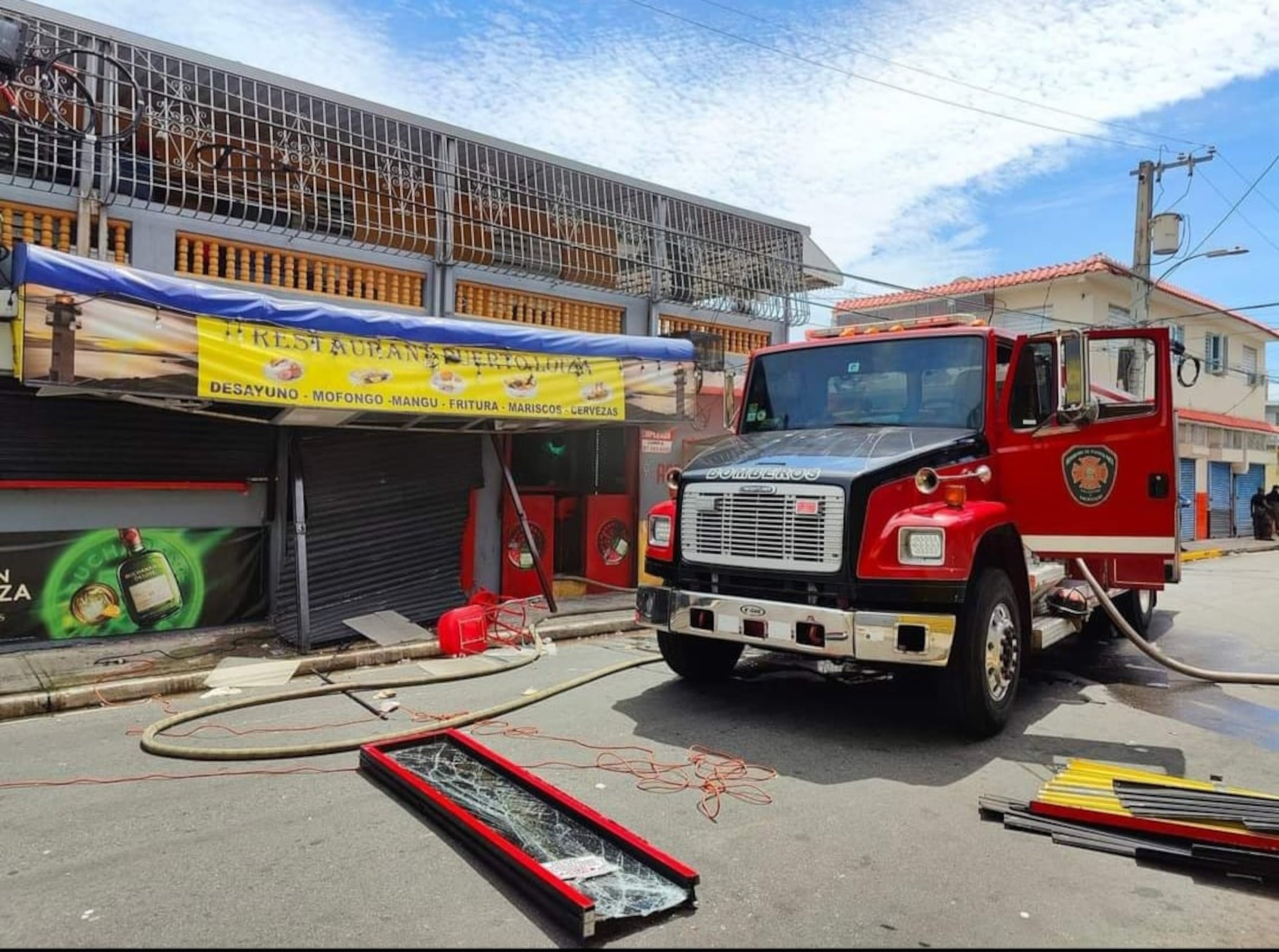Un comerciante falleció a consecuenciua de una explosición que se presume fue provocada por la acumulación de gas en la cocina de su restaurante.