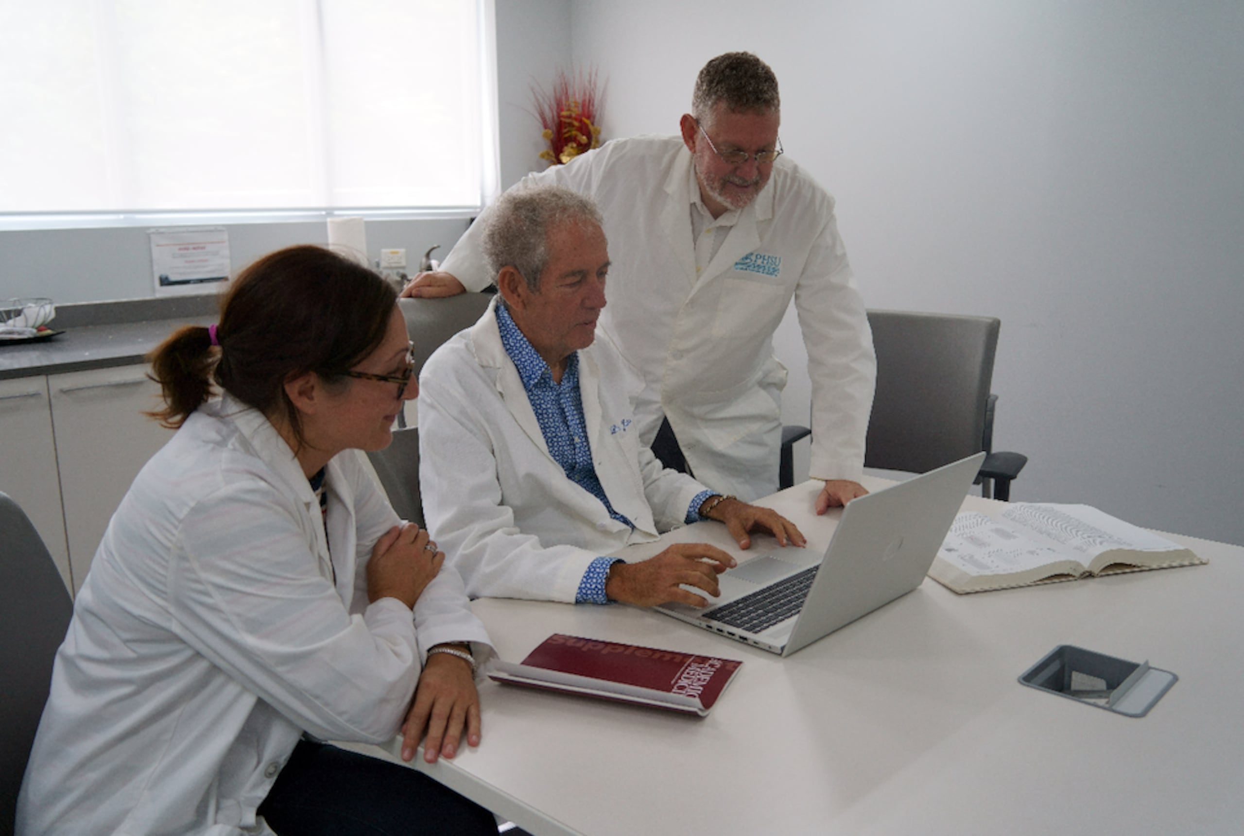 En la foto, el Dr. Jaime Matta (sentado), el Dr. Harold Saavedra  y la Dra. Julie Dutil.