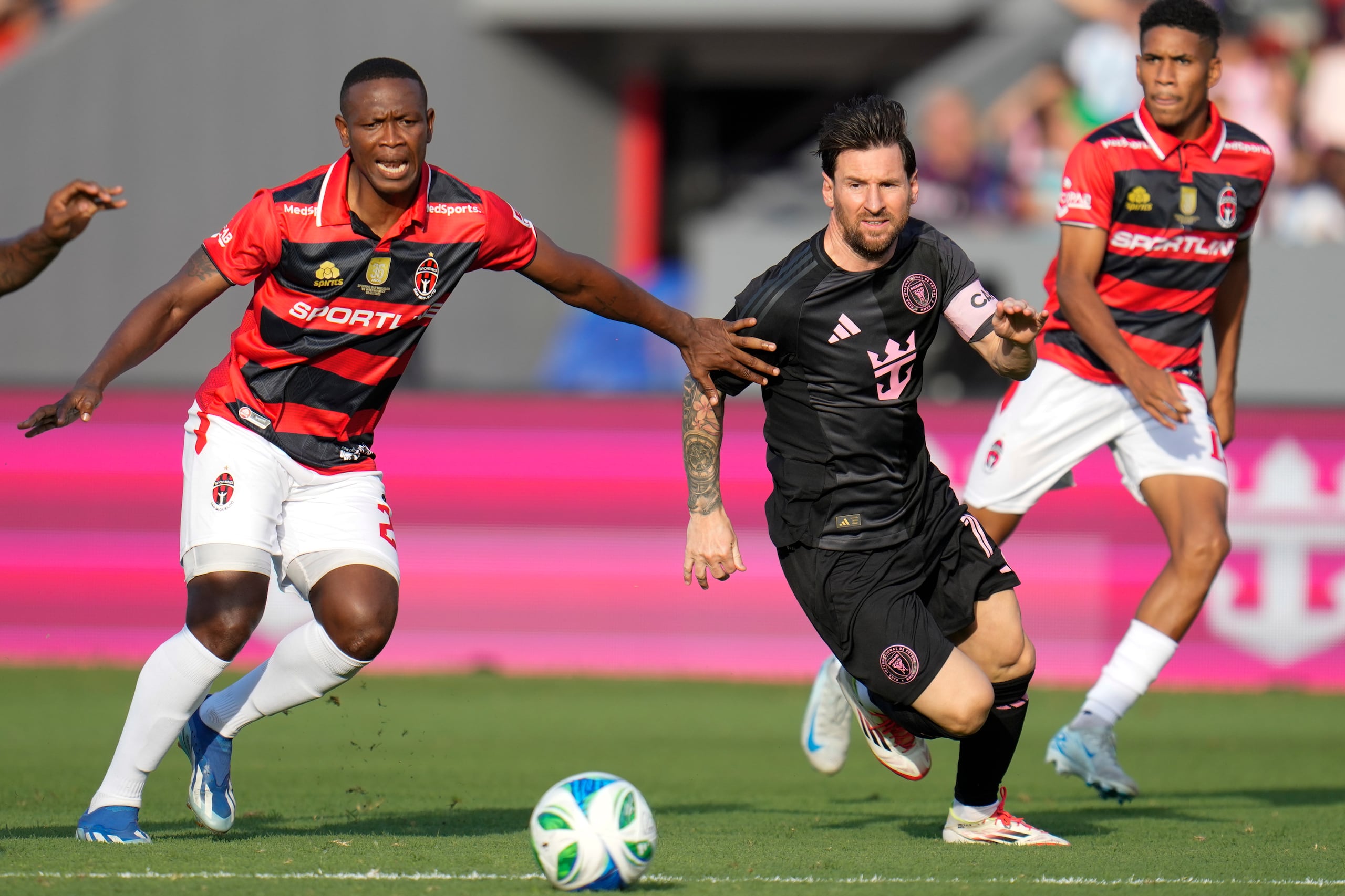 Lionel Messi, del Inter de Miami de Estados Unidos, en el centro, lleva el balón bajo la presión de Rigoberto Niño, del Sporting San Miguelito de Panamá, durante un partido amistoso de fútbol en la Ciudad de Panamá, el domingo 2 de febrero de 2025. (Foto AP/Matías Delacroix)