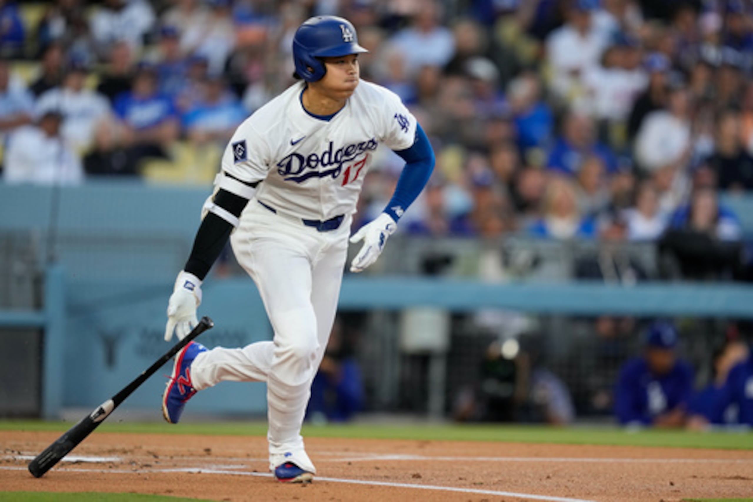 Shohei Ohtani, de los Dodgers de Los Ángeles, se dirige a primera para un sencillo.