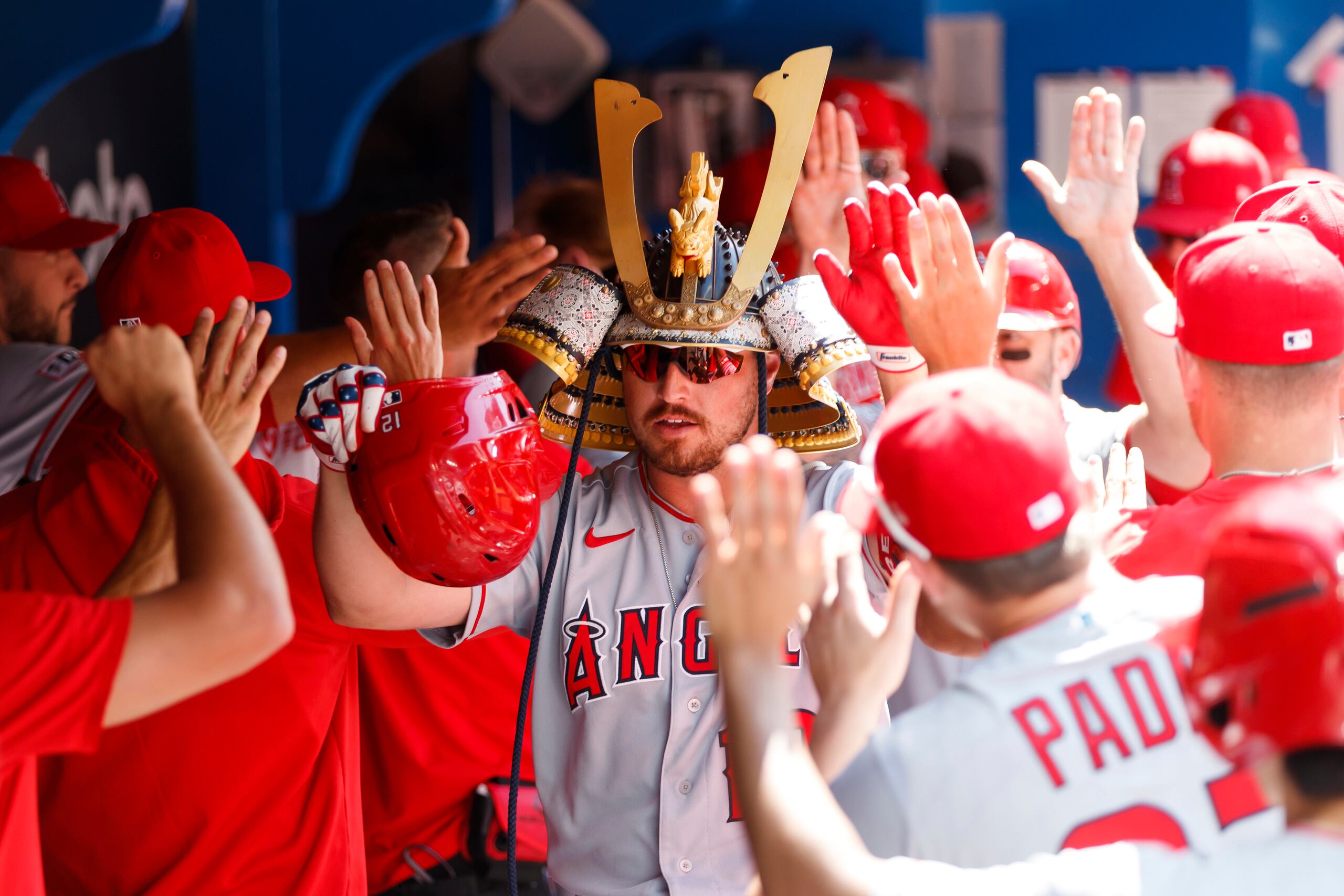 Hunter Renfroe celebra su decisivo jonrón de dos carreras en la décima entrada.