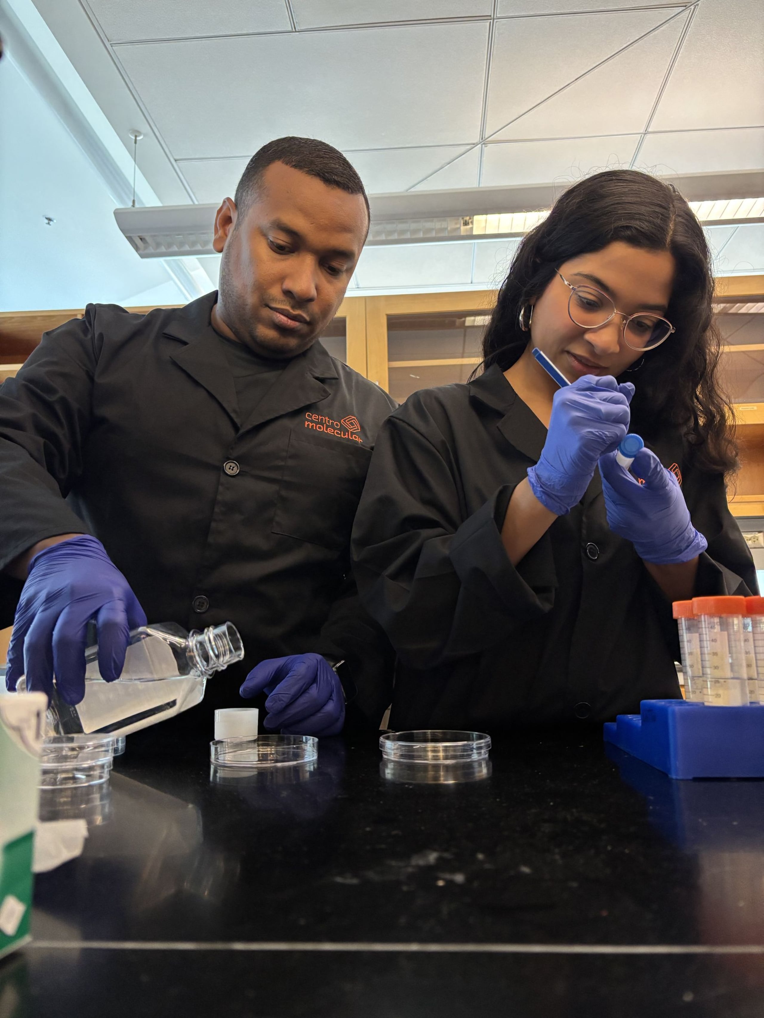 Luis Bermúdez y Adrialis Figueroa trabajan en su laboratorio en el Centro Molecular 2 en el proyecto del dispositivo LilaTToo.