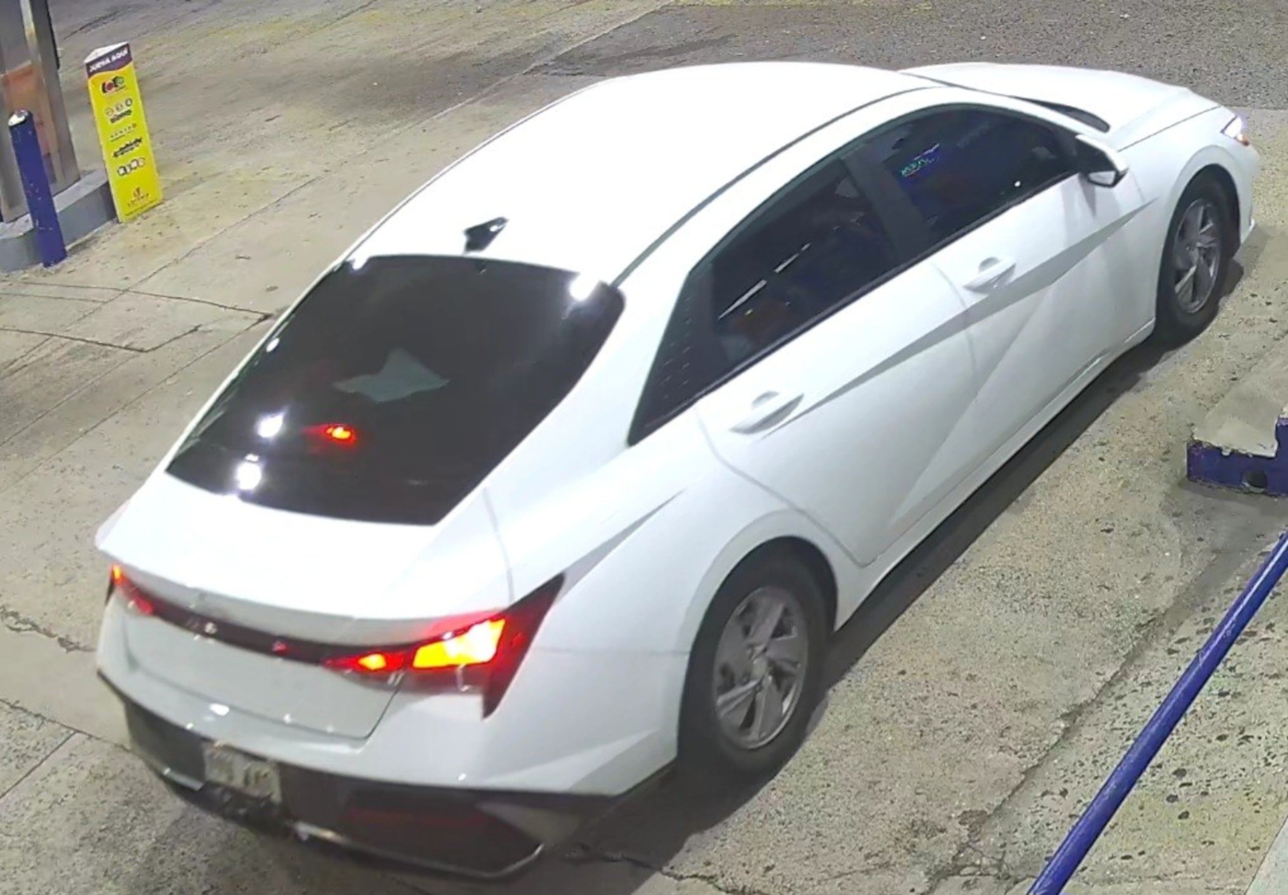 Vehículo en el que huyeron los sospechosos de cometer un asalto el 15 de mayo en la gasolinera Sunoco, ubicada en la calle Quisqueya, en Hato Rey.