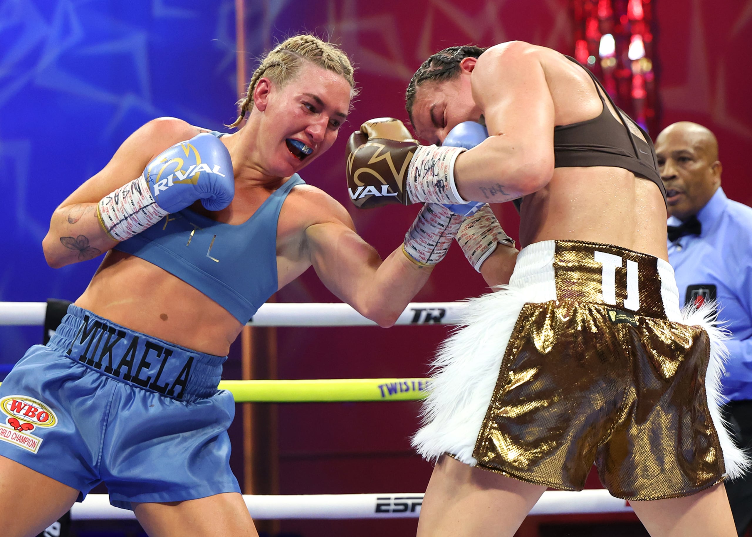 Mikaela Mayer golpea a Sandy Ryan. (Top Rank / Mikey Williams)
