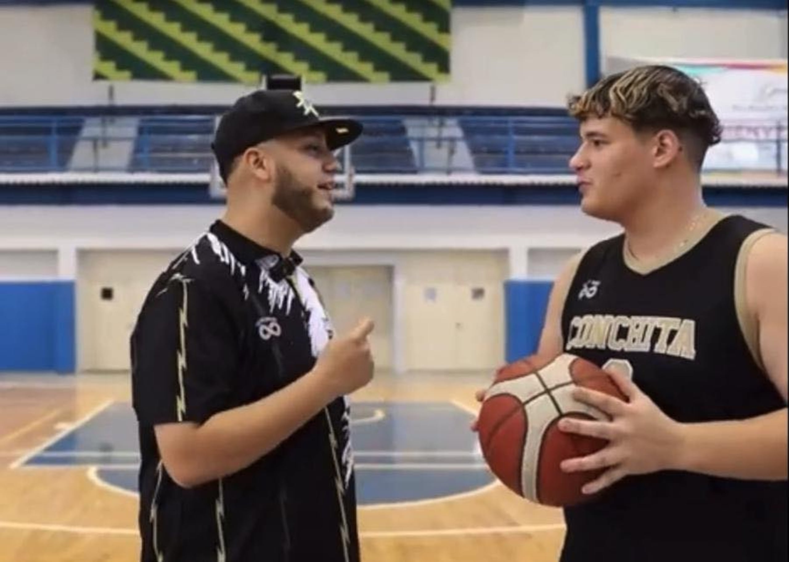 El entrenador Luis Torres junto al joven asesinado, Joshnell González.