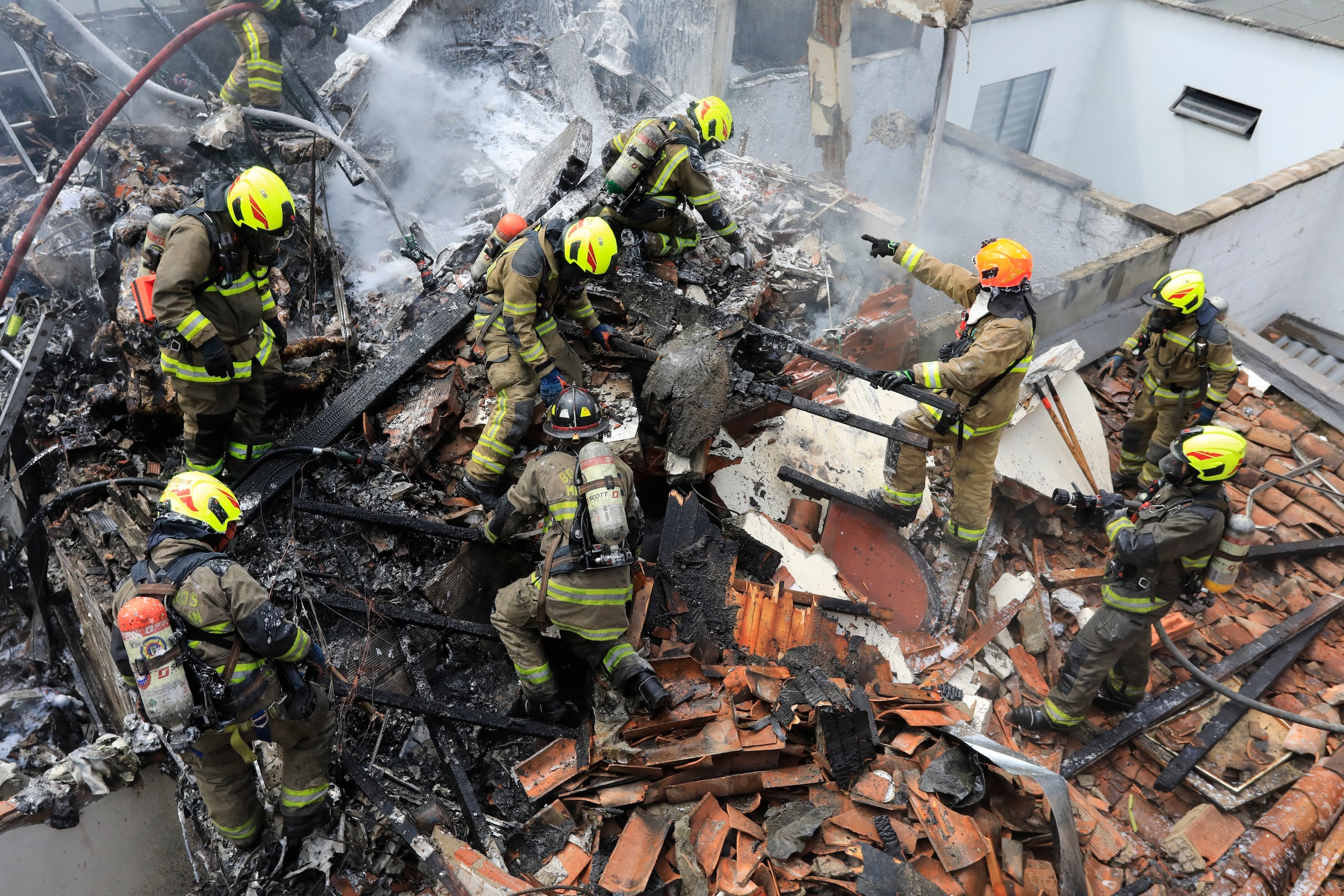 Varias personas se encontraban en el interior de la vivienda cuando se produjo el accidente, pero pudieron abandonar la vivienda sin problemas.