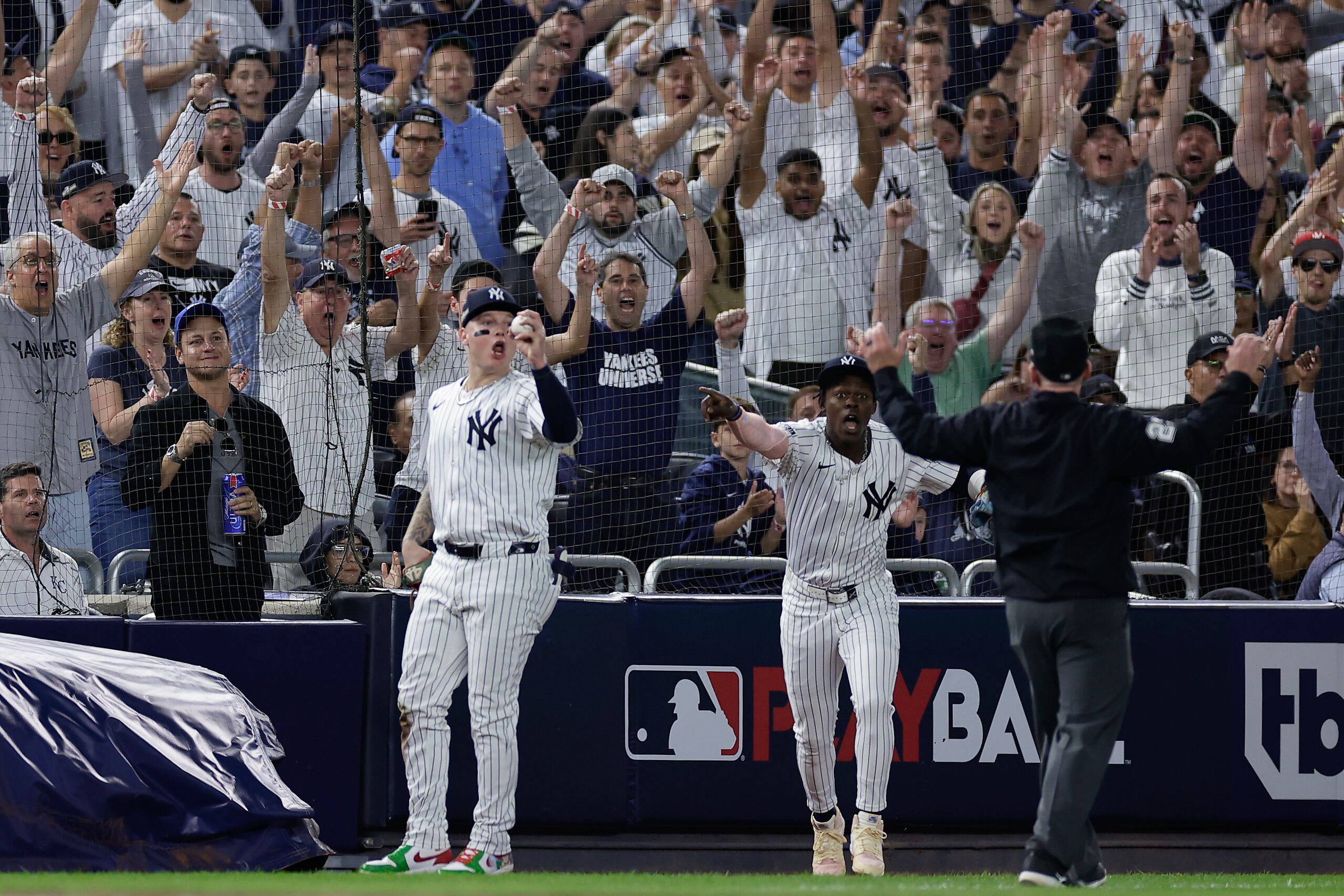 El jardinero mexicano de los Yankees de Nueva York, Alex Verdugo, y el tercera base Jazz Chisholm Jr. reaccionan luego de la gran atrapada de Verdugo deslizándose para atrapar la bola en el cuarto episodio ante los Royals de Kansas City, durante el Juego 1 de la ronda de Serie Divisional de la Liga Americana.