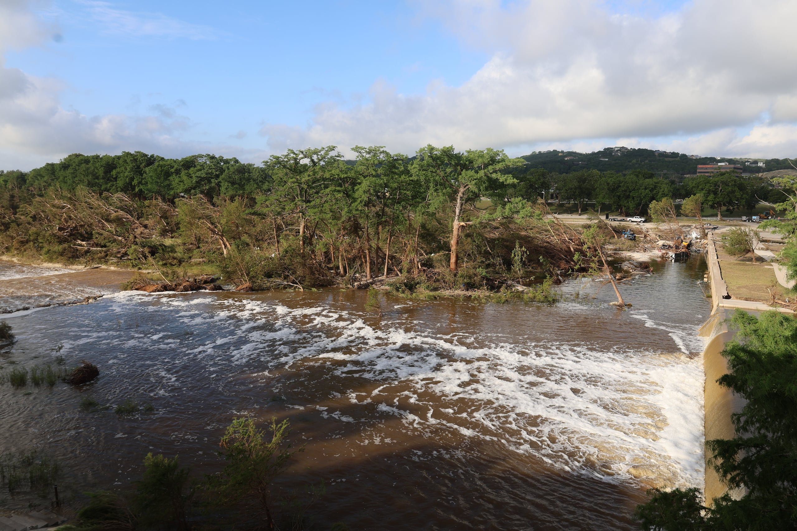 El martes, el equipo de búsqueda y rescate subacuático de los Guardabosques de Texas, junto con la oficina del sheriff y el Departamento de Bomberos Voluntarios de Cape Royale, colaboraron en la búsqueda del hombre desaparecido.