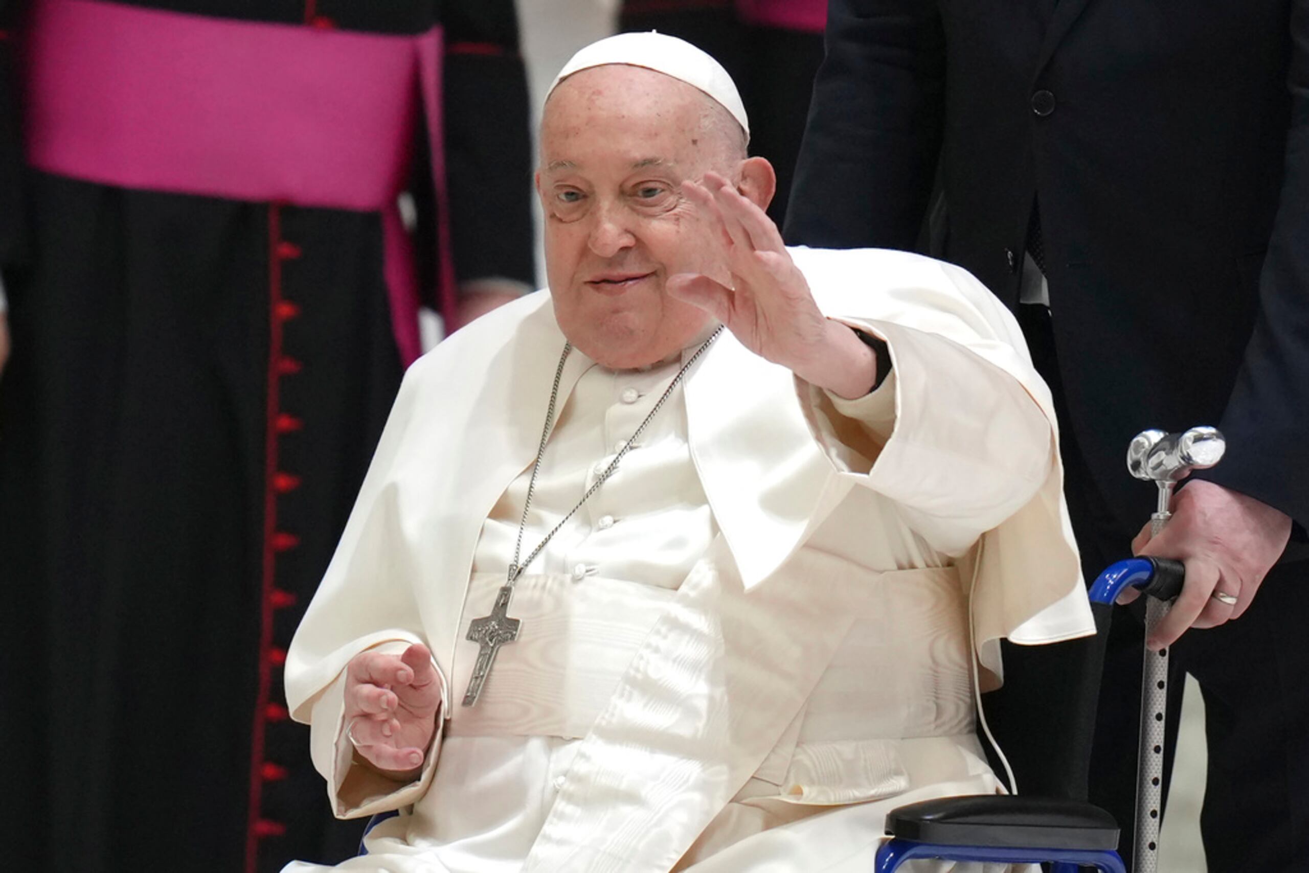 El papa Francisco, quien se observaba hinchado, saluda al llegar a su audiencia general semanal en el Aula Pablo VI, en el Vaticano, el 12 de febrero de 2025.