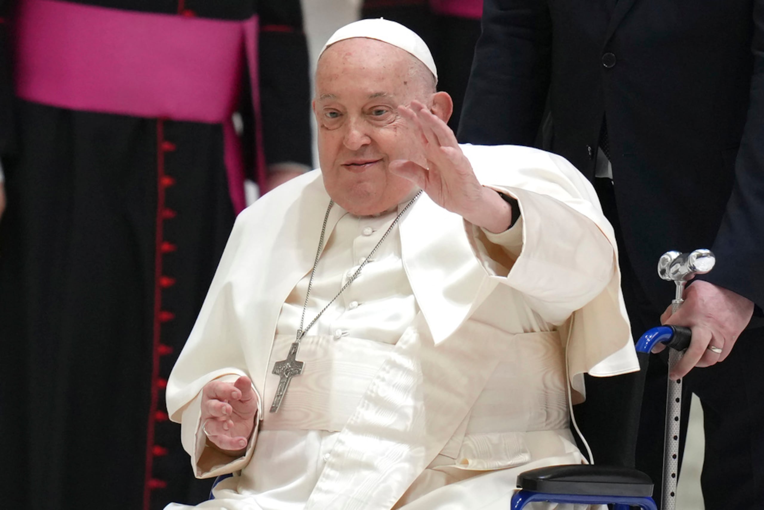 El papa Francisco saluda al llegar a su audiencia general semanal en el Aula Pablo VI, en el Vaticano, el 12 de febrero de 2025.