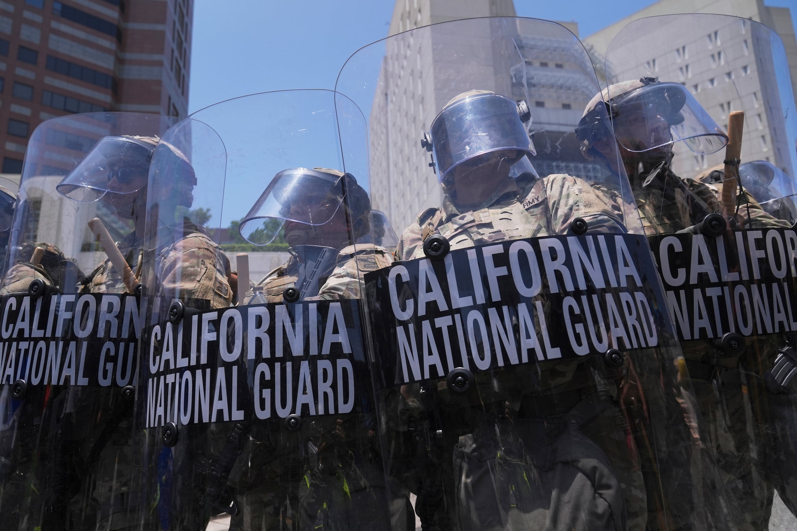 Agentes entre gases lacrimógenos mientras intentan disipar una protesta en el centro metropolitano de detención luego de la protesta por los operativos migratorios de anoche, el domingo 8 de junio de 2025, en el centro de Los Ángeles. (AP Foto/Jae Hong)