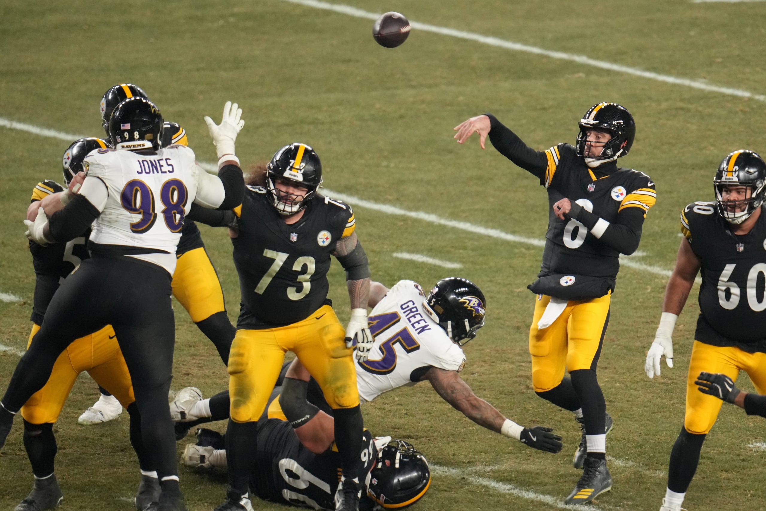 Aaron Rodgers (8), quarterback de los Steelers de Pittsburgh, lanza un pase durante la segunda mitad del partido de la NFL en contra de los Ravens de Baltimore, el domingo 4 de enero de 2026, en Pittsburgh. (AP Foto/Gene J. Puskar)
