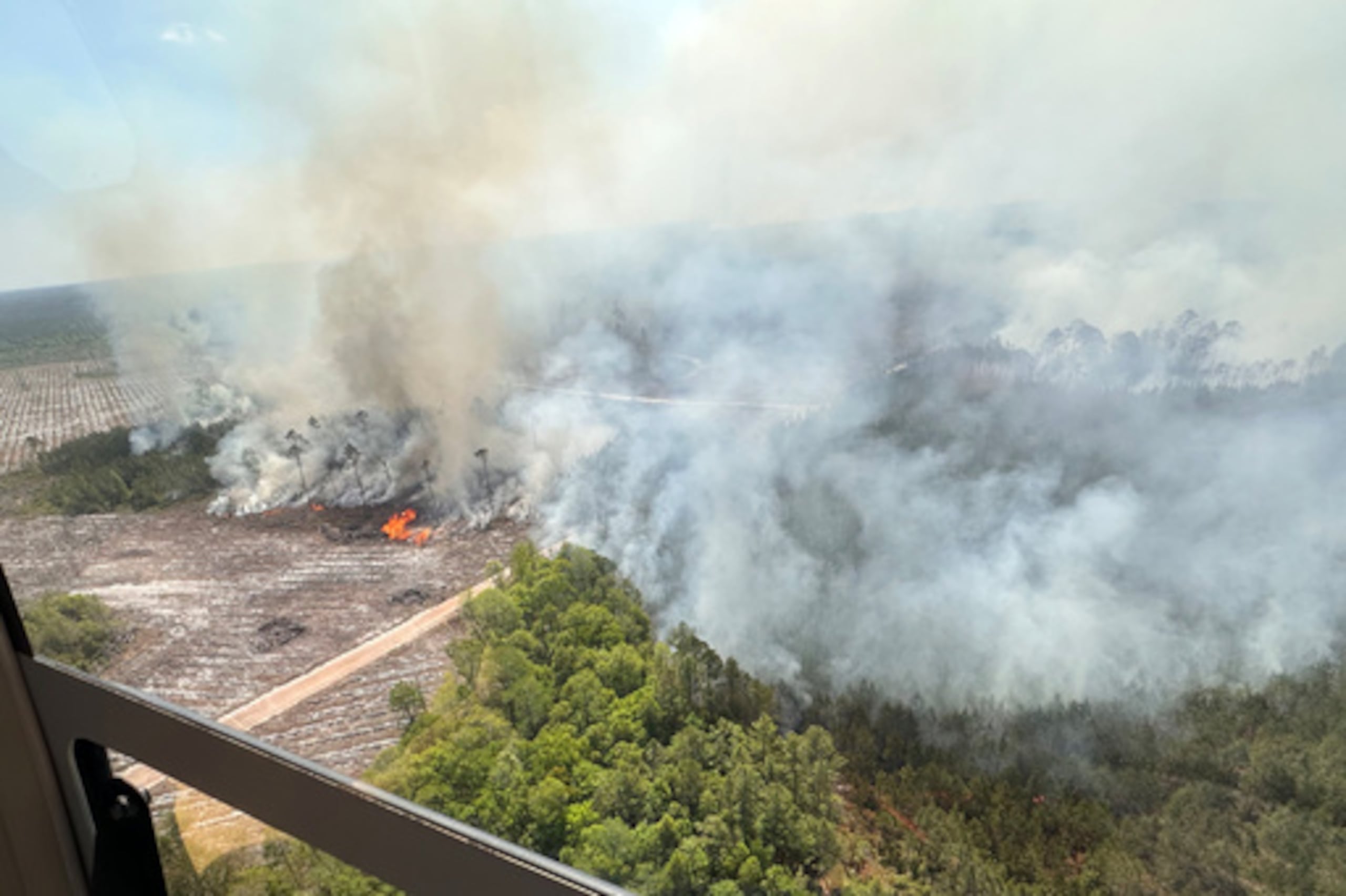 La foto proporcionada por la Oficina del Gobernador Brian Kemp muestra el humo producido por un incendio forestal en el condado de Brantley, Georgia, el viernes 24 de abril de 2026. (Oficina del gobernador Brian Kemp vía AP)