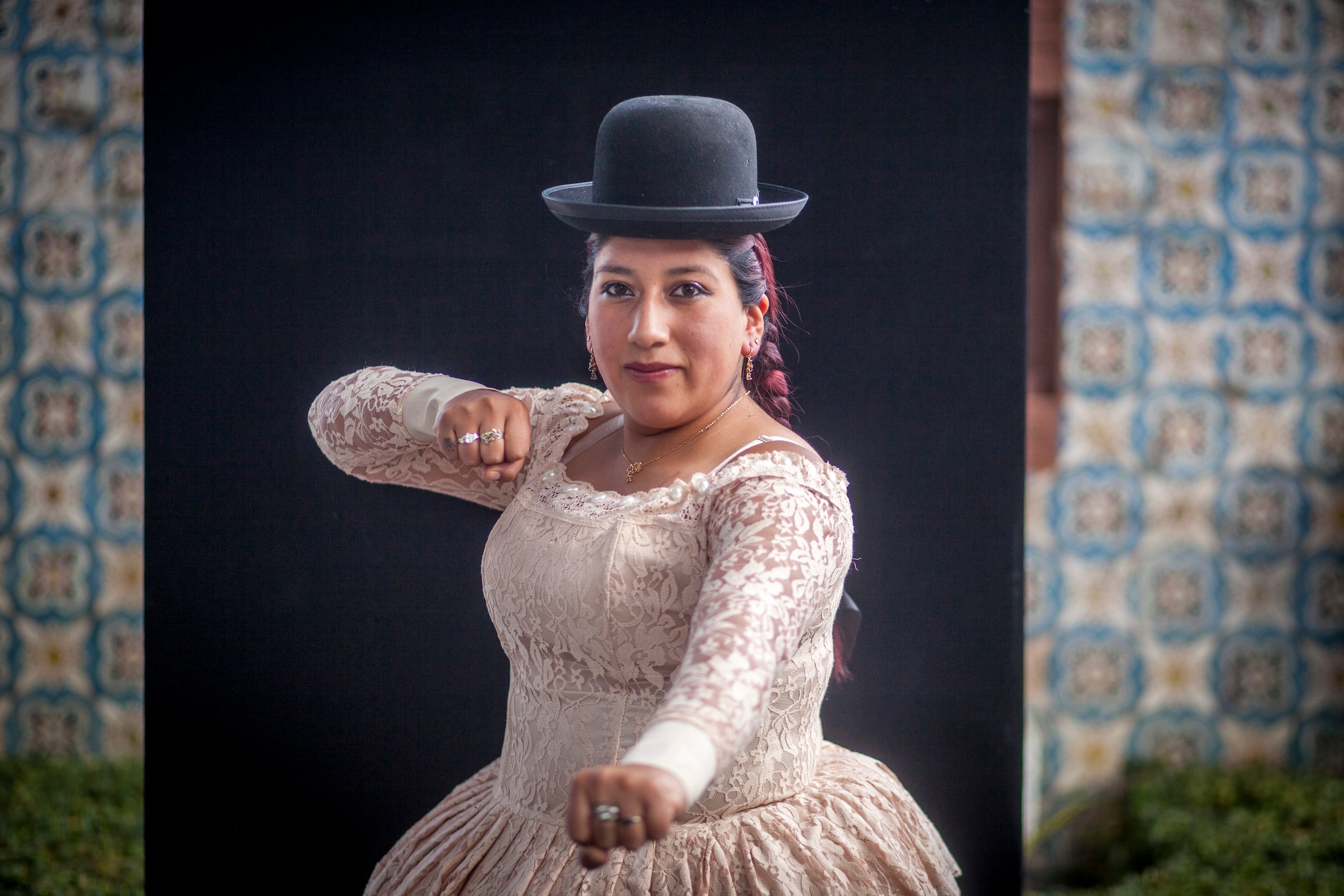 Kathy estudió Educación Diferencial, así que de lunes a viernes trabaja con niños a los que ayuda a optimizar su potencial y los domingos pelea contra otras cholitas en los coliseos deportivos en Bolivia.