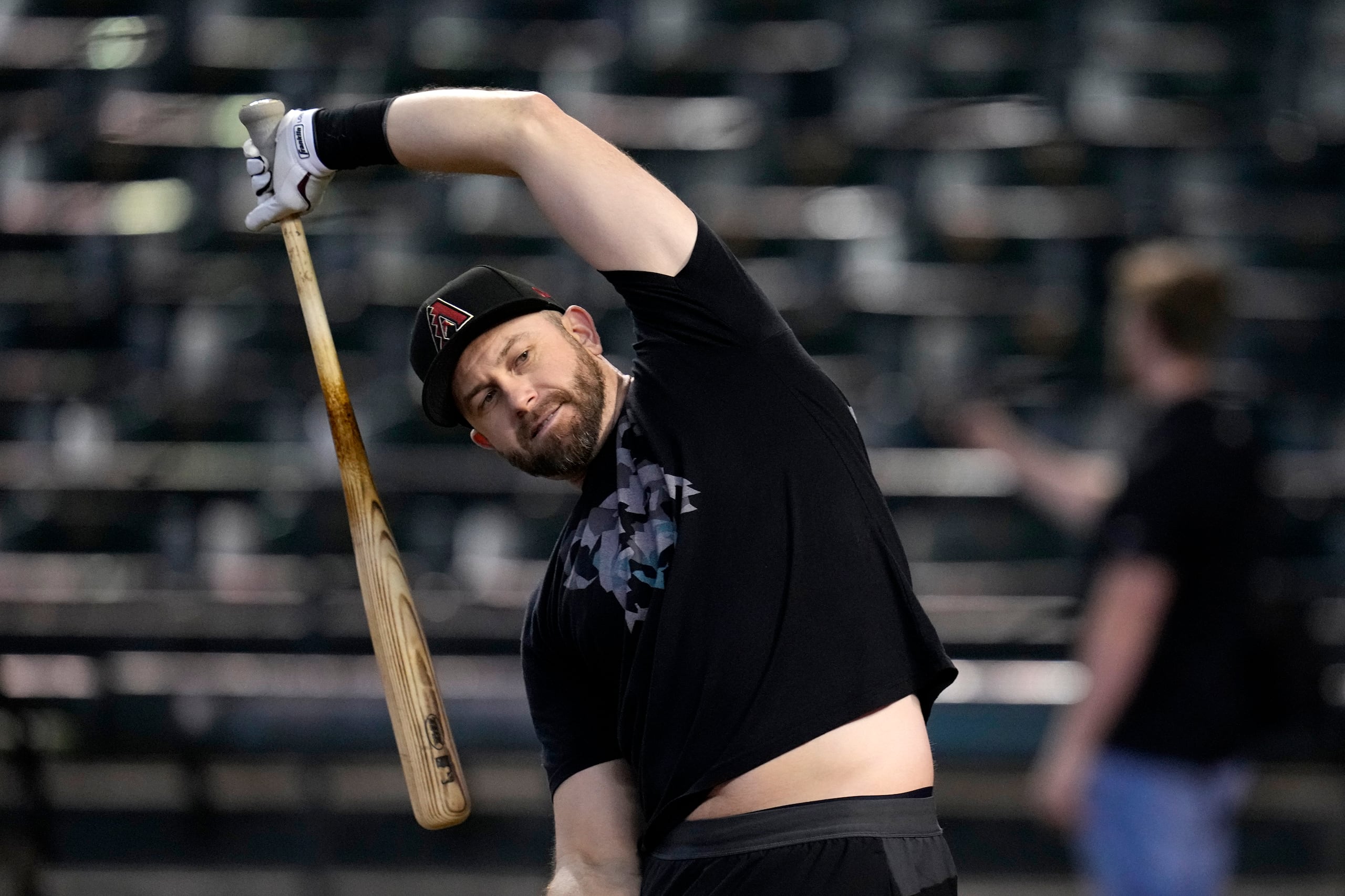 El veterano de los Diamondbacks, Evan Longoria, se estira durante una práctica de bateo.