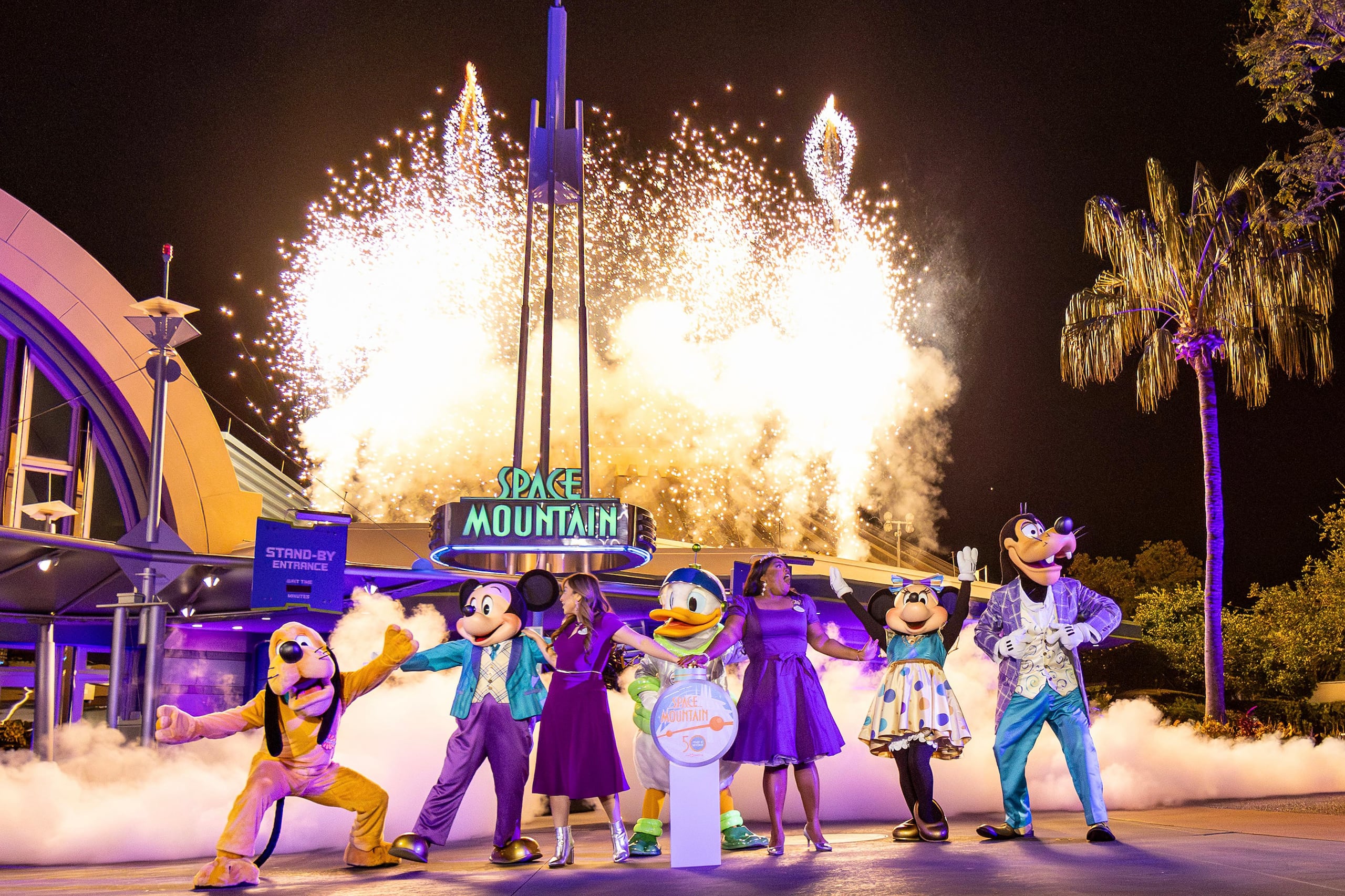 Fotografía cedida por Disney donde aparecen Mickey Mouse y su pandilla, junto con el astronauta Donald Duck, y las embajadoras de Walt Disney World Shannon Smith-Conrad y Serena Arvizu, mientras celebran los 50 años de lanzamiento de la atracción Space Mountain de Tomorrowland en el parque Magic Kingdom ubicado en Lake Buena Vista, Florida (EE.UU.). EFE/Olga Thompson/Disney