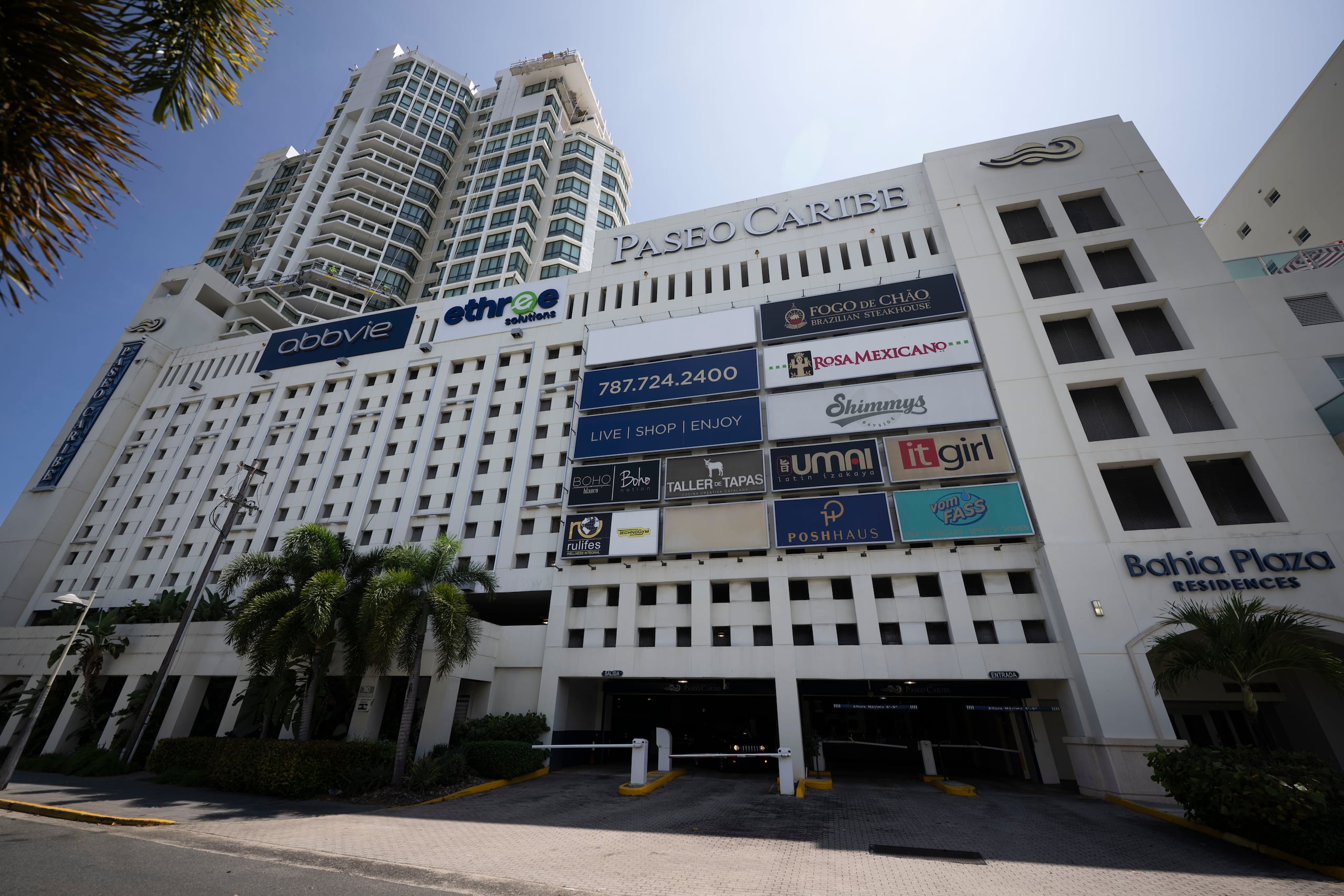 Paseo Caribe es un complejo de comercios, oficinas y residencias ubicado en la Isleta de San Juan.