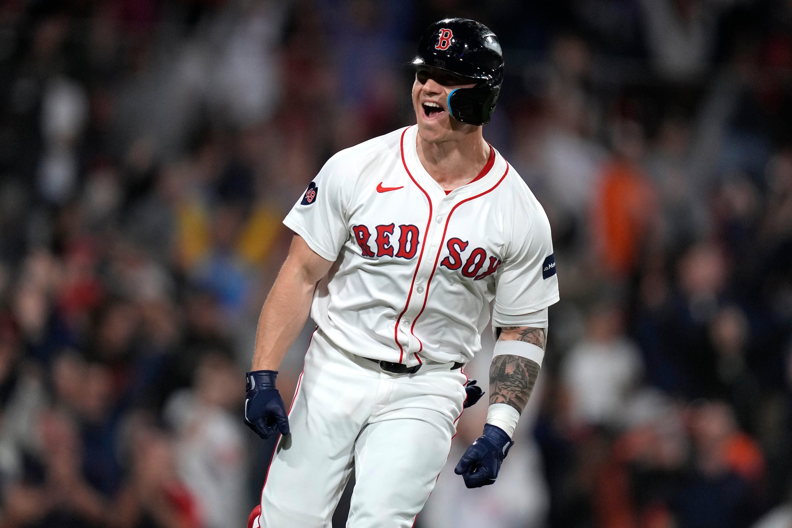 Tyler O'Neill, de los Medias Rojas de Boston, celebra después de su jonrón de tres carreras que le dio la victoria al final de la décima entrada de un partido de béisbol contra los Orioles de Baltimore en Fenway Park, el miércoles 11 de septiembre de 2024, en Boston. (Foto AP/Charles Krupa)