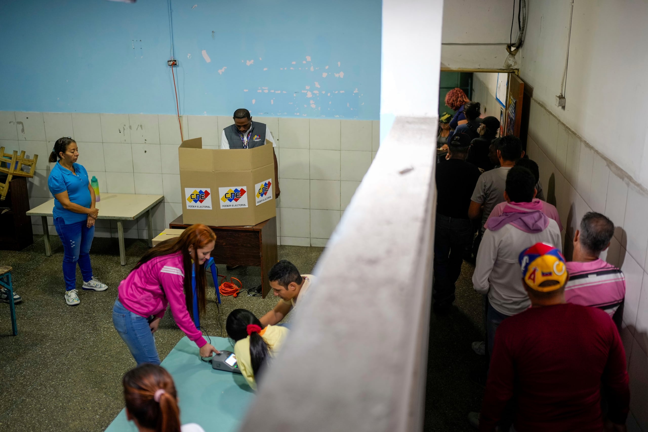 People line up to vote in presidential elections in Caracas, Venezuela, Sunday, July 28, 2024. (AP Photo/Matias Delacroix)