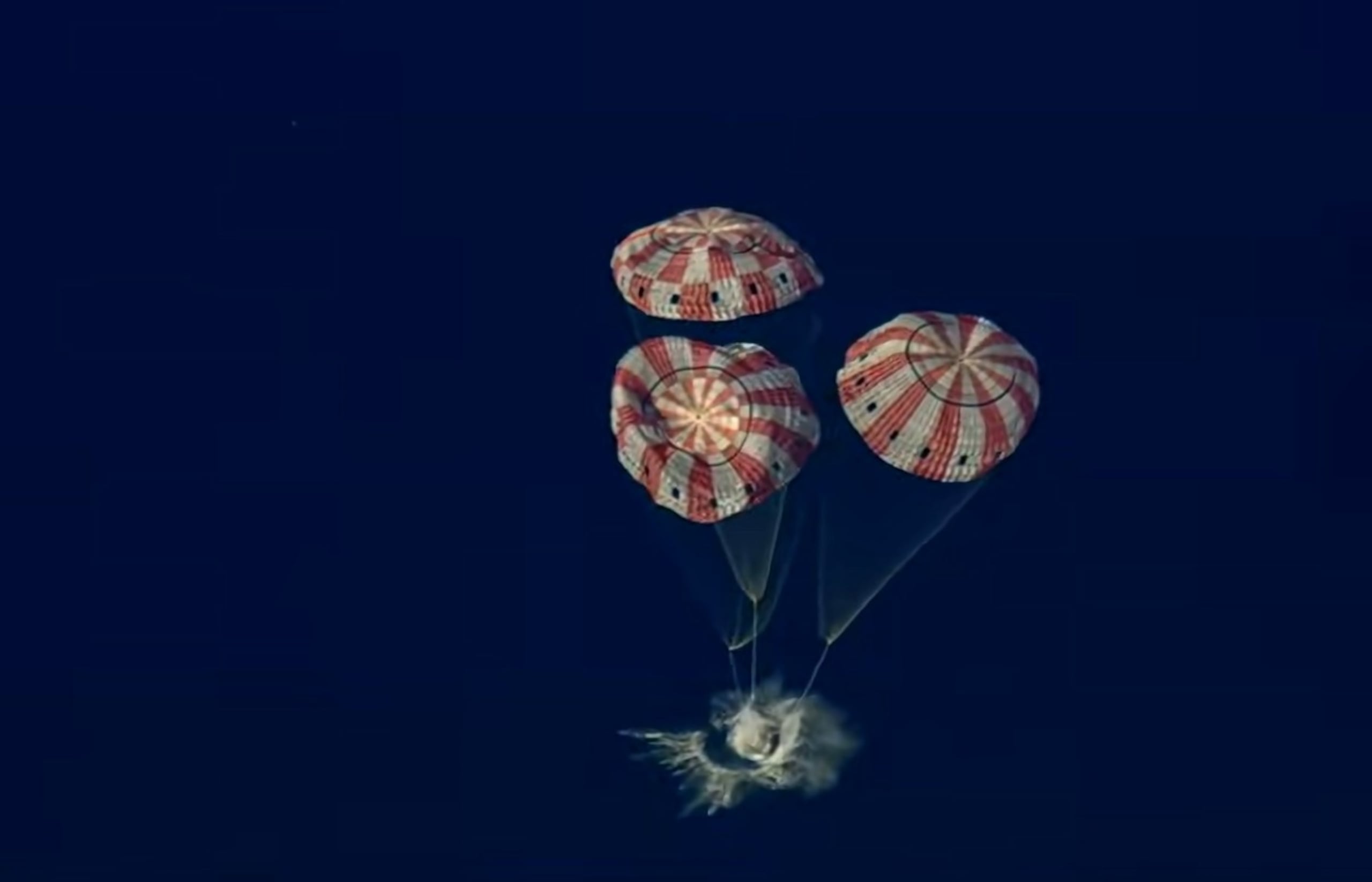 La tripulación superó el récord de distancia alcanzado en el espacio por la misión Apolo 13 en 1970 y estableció una nueva marca.