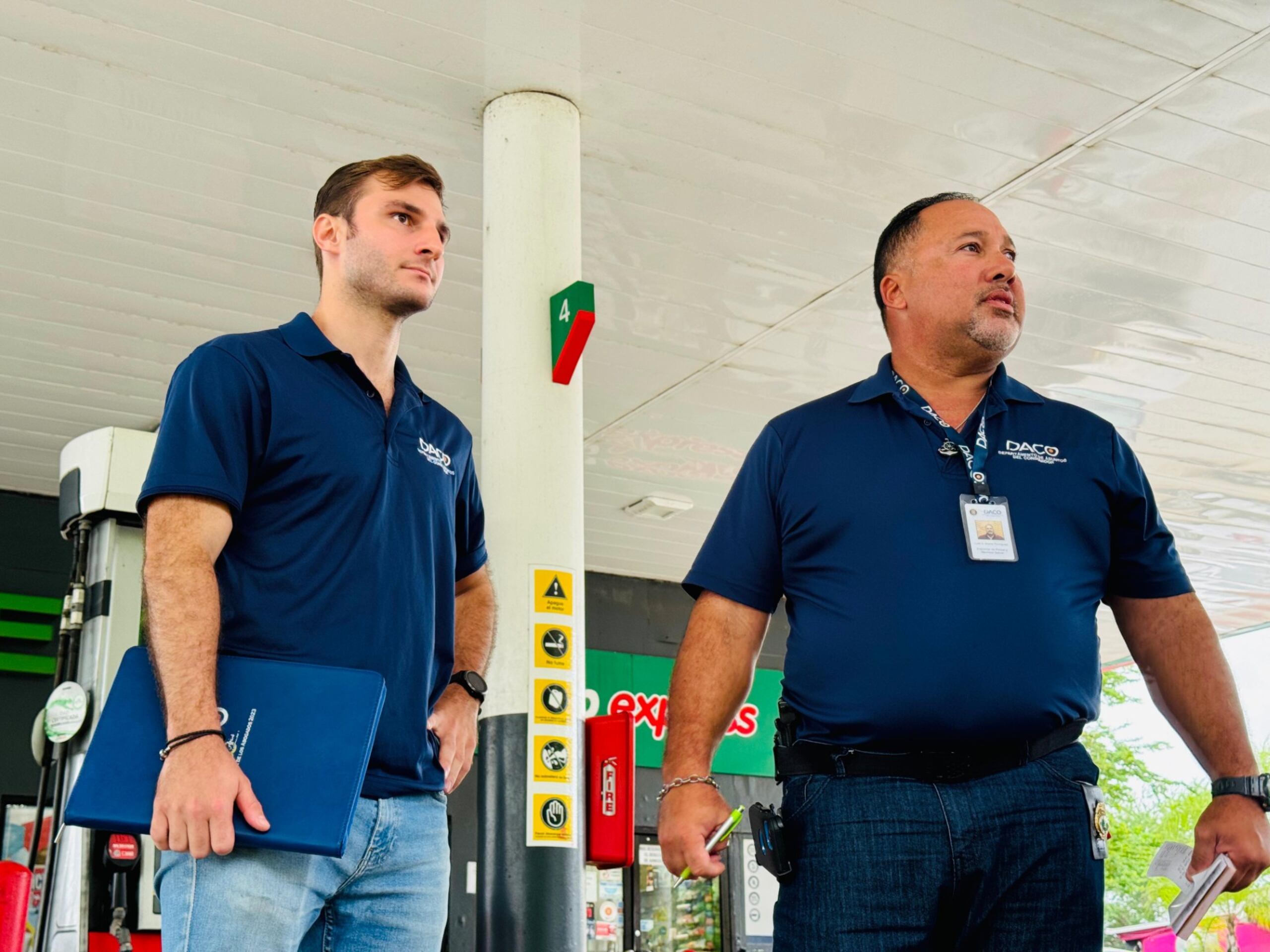 A la izquierda, Francisco González de la Matta, secretario interino del DACO, junto a un inspector de la agencia, mientras visitaban las estaciones de gasolina en Dorado y Toa Baja durante la emergencia provocada por la tormenta Ernesto.