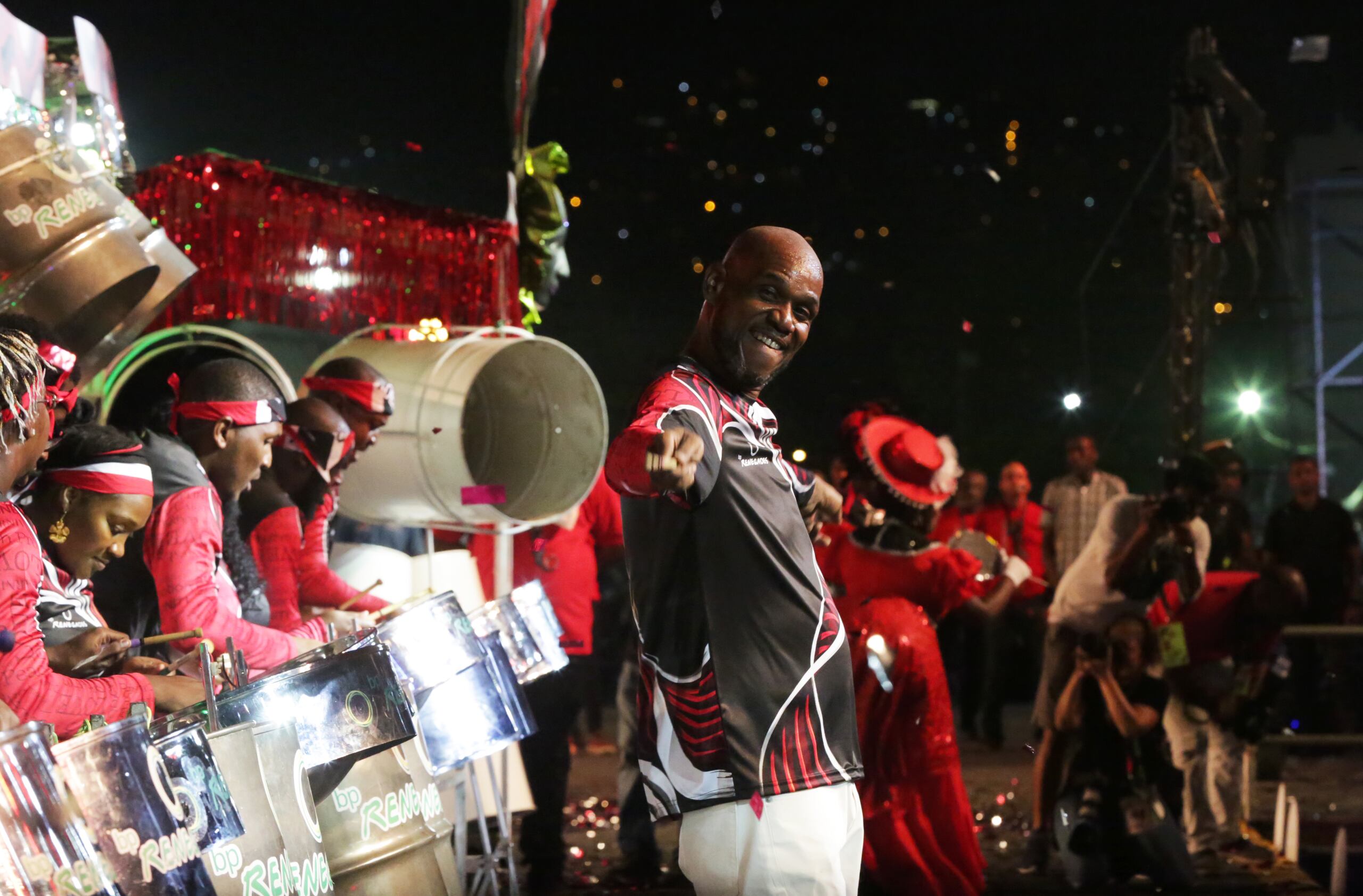 El arreglista Duvone Stewart se presenta con su banda BP Renegades en la final de la competencia nacional Panorama de bandas de tambores metálicos, el 10 de febrero de 2024, en Queens Park Savannah en Puerto España (Trinidad y Tobago). EFE/ Andrea De Silva