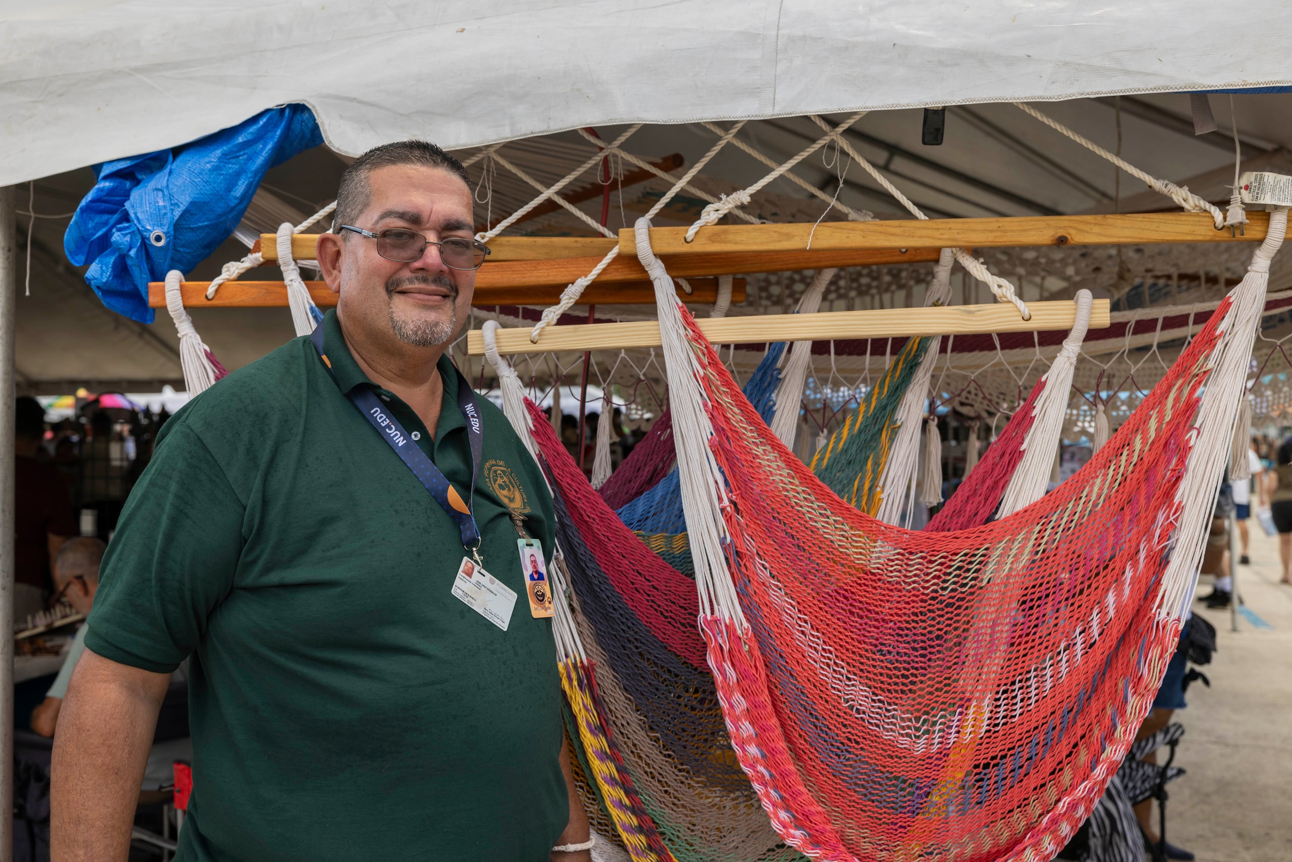 José Guillermo Cruz González representa a una cuarta generación de artesanos de hamacas, naturales de San Sebastián.