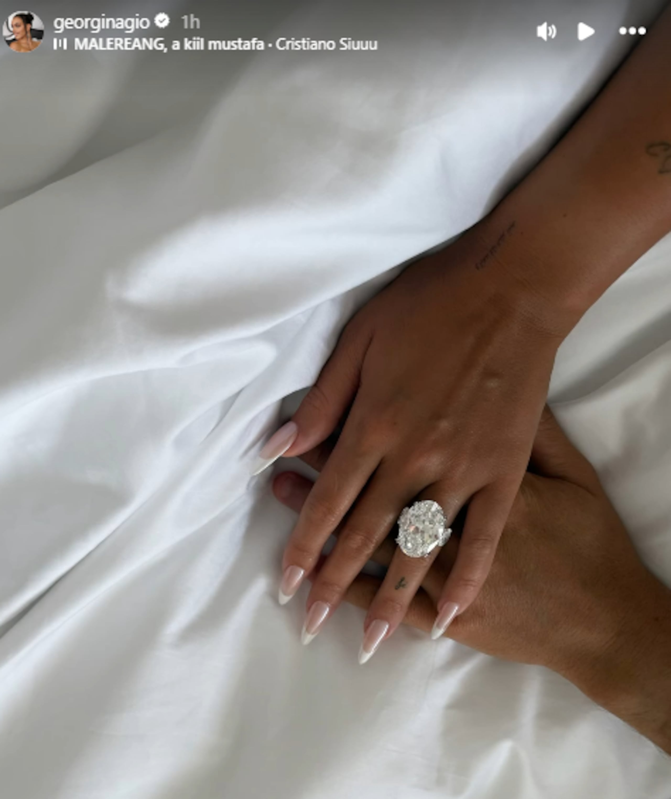 La estrella del fútbol portugués Cristiano Ronaldo y su pareja, la modelo e influencer española Georgina Rodríguez, anunciaron el lunes que se casarán tras casi 10 años de relación y con dos hijos biológicos en común, parte de una familia de cinco niños.