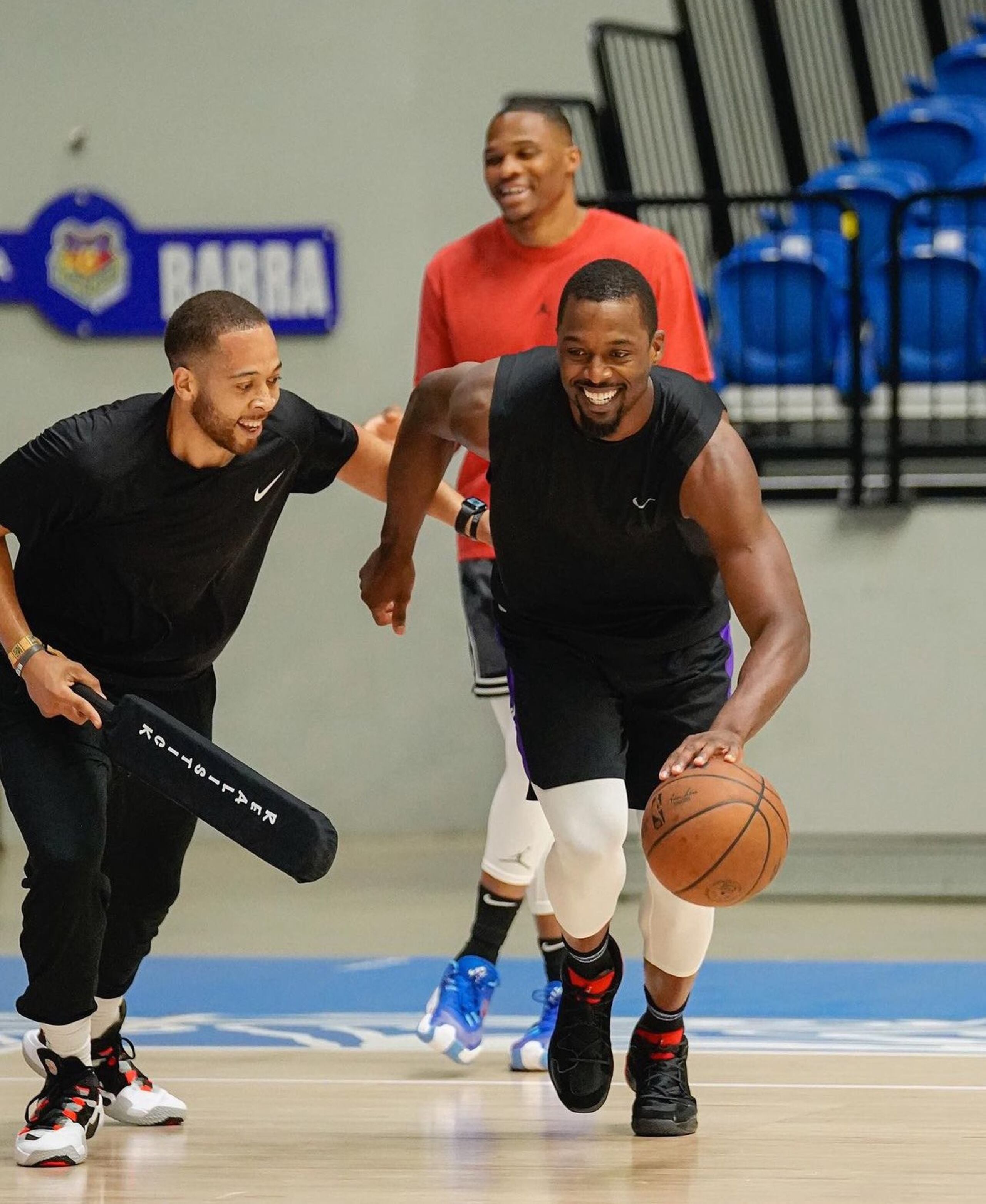 Harrison Barnes (con el balón) y Russell Westbrook entrenaron en Manatí.