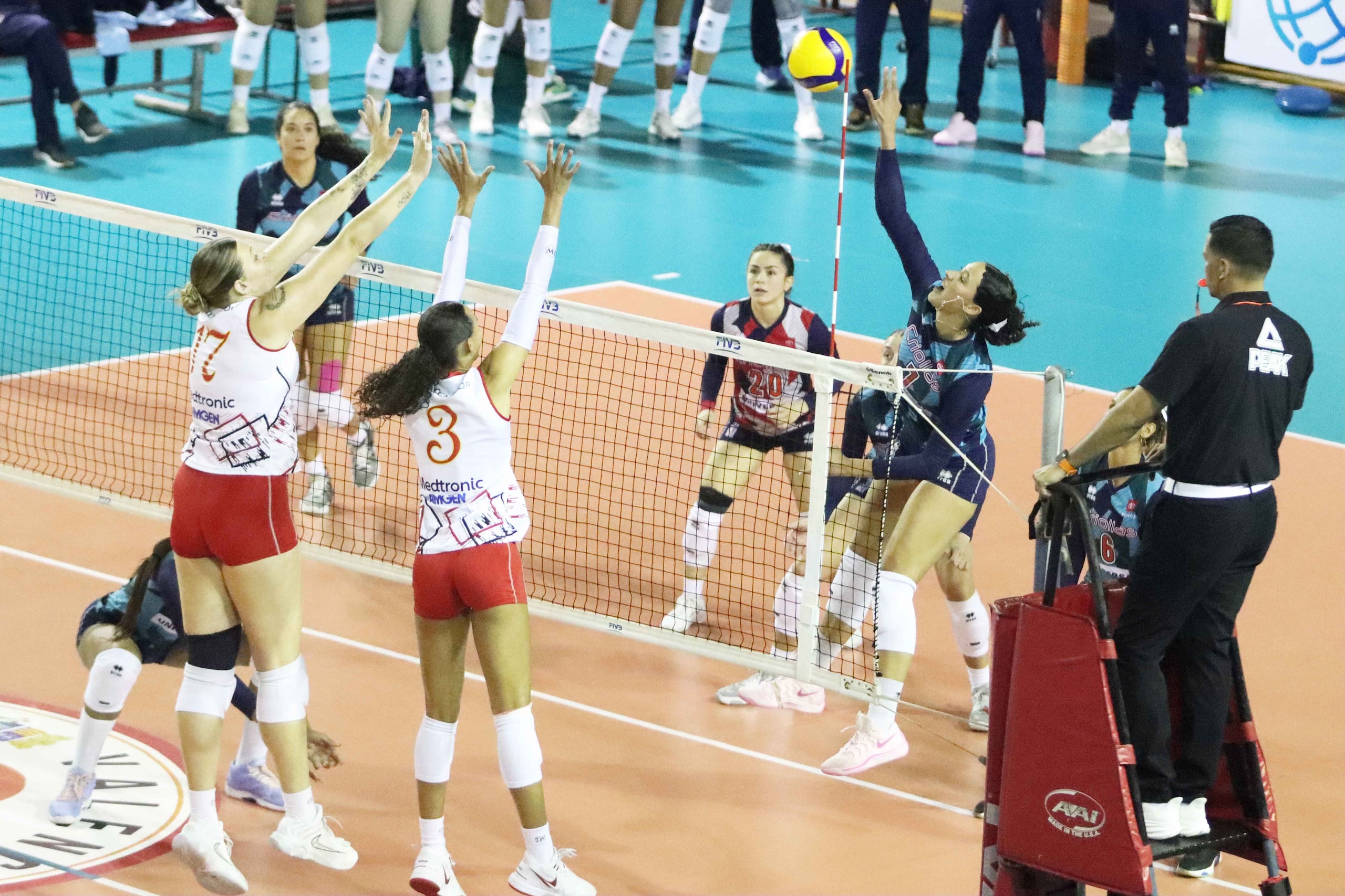 Sofía Victoriá ataca durante la acción del partido en el que marcó 18 puntos.