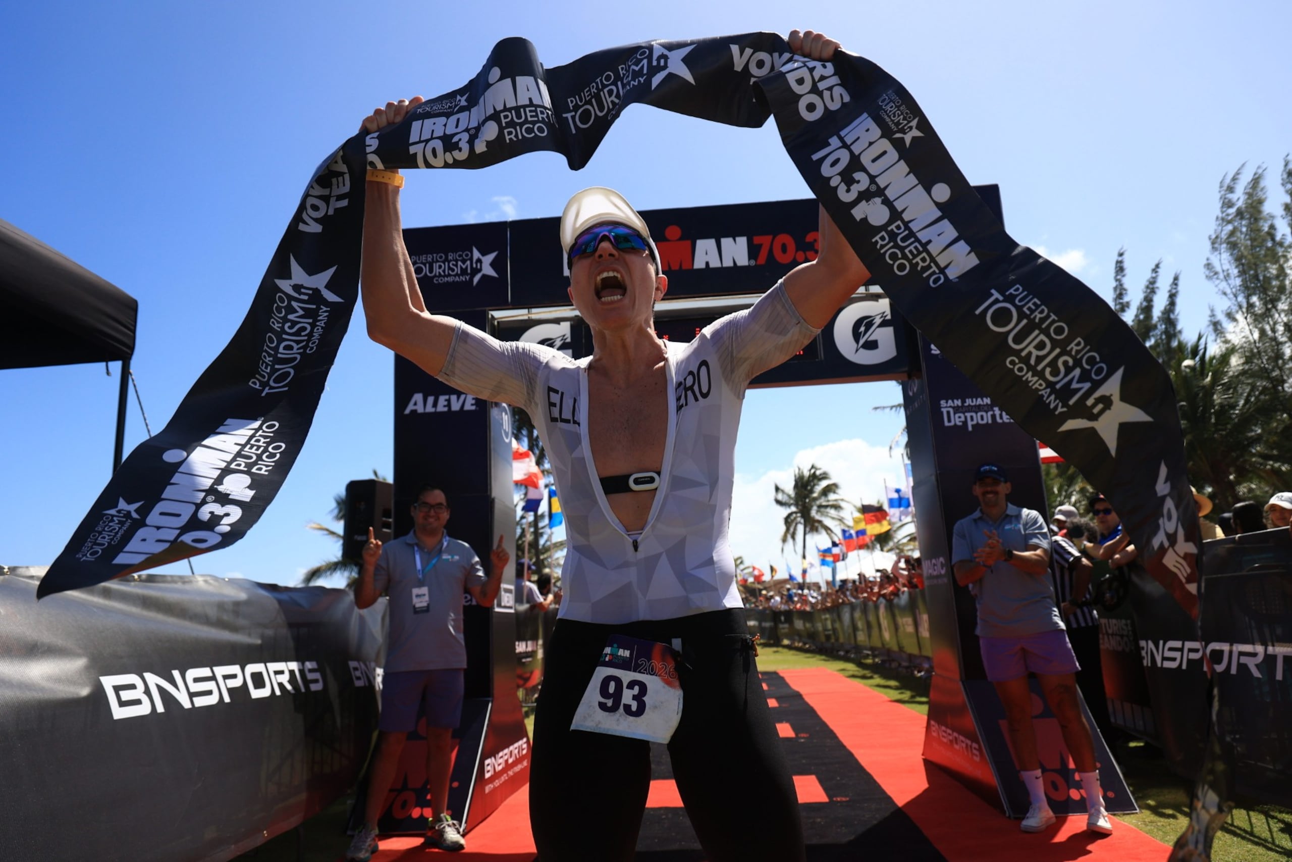 Carvallo Ellero celebra justo después de cruzar la meta.