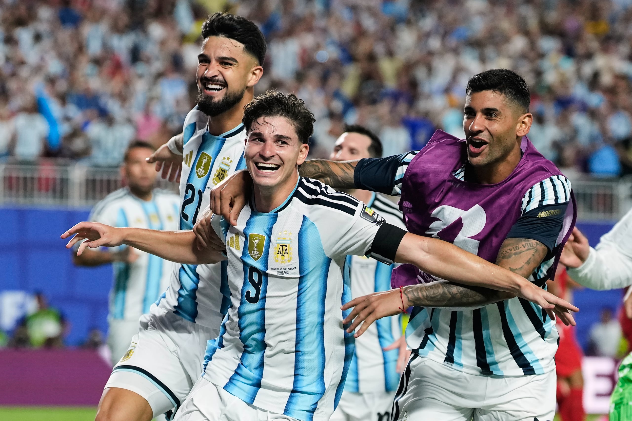 Julián Álvarez celebra con sus compañeros tras anotar un golazo frente a Suiza en los cuartos de final del Mundial.