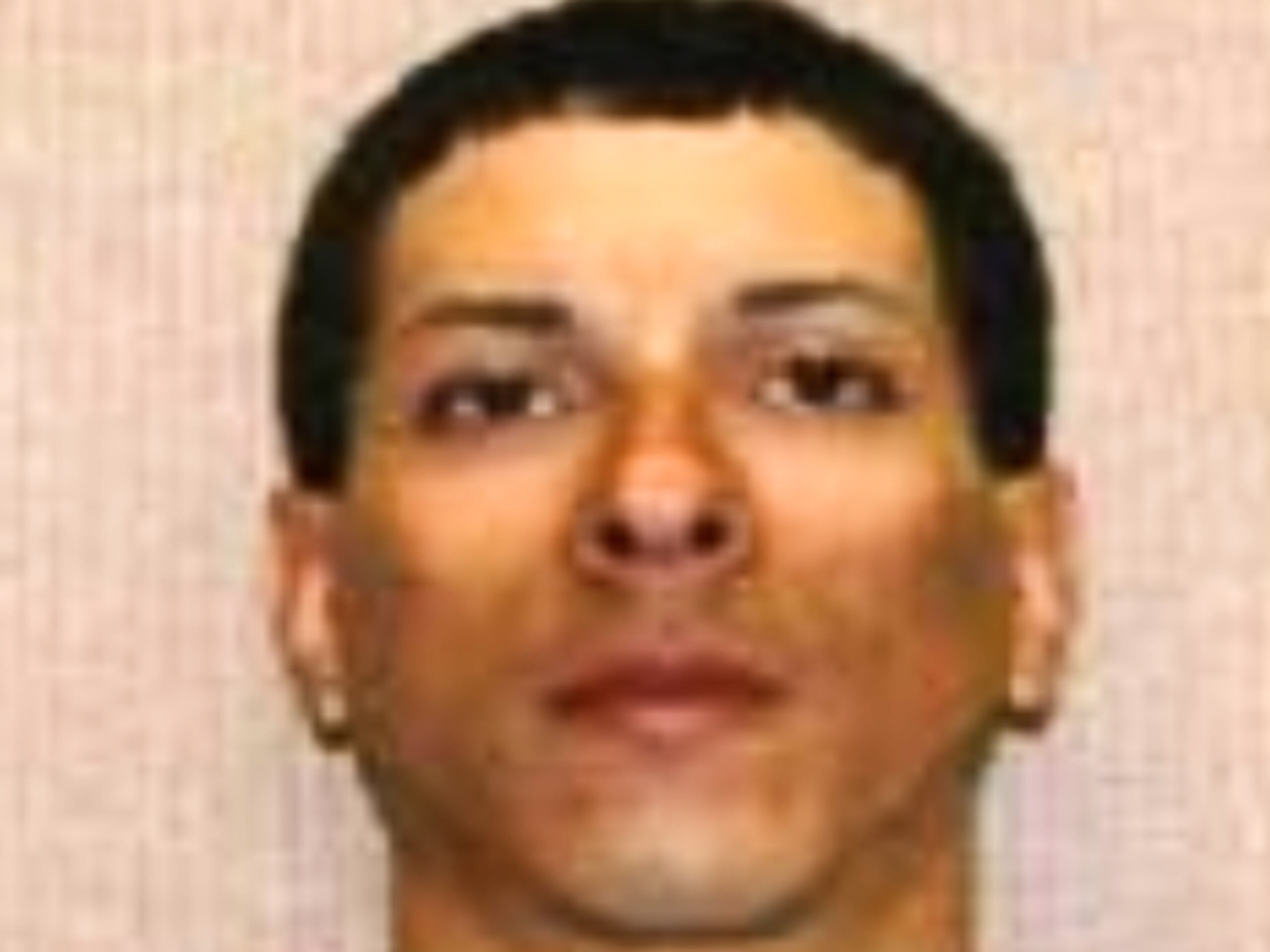 Christian Manuel Vale Feliciano enfrentaba una orden de arresto por violación a la Ley de Armas de Fuego y manipulación de grillete electrónico, informó la Oficina de Prensa de la Policía.