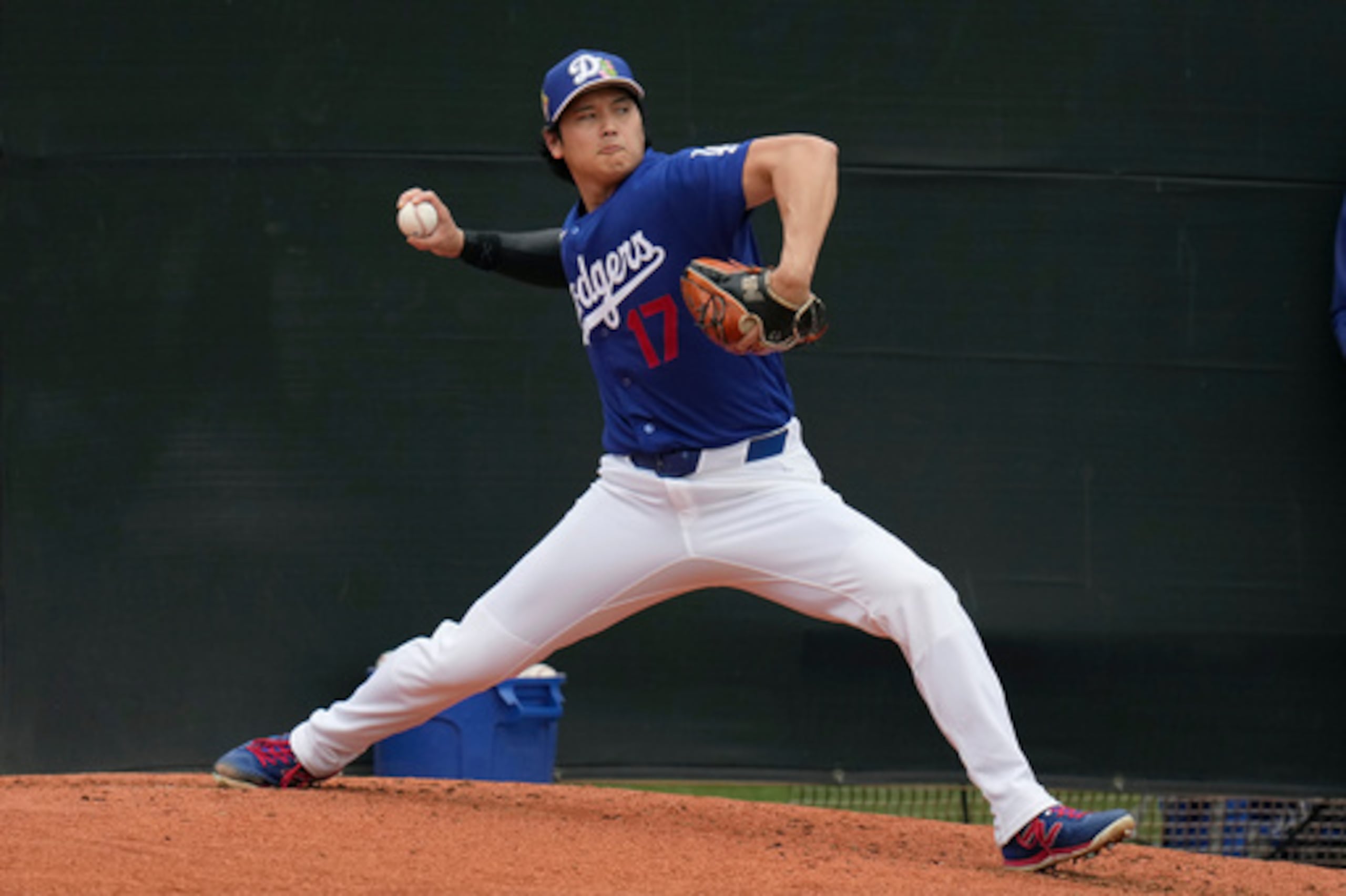El lanzador de los Dodgers de Los Ángeles, el japonés Shohei Ohtani, se ejercita durante los entrenamientos de primavera de béisbol el viernes 13 de febrero de 2026, en Phoenix. (AP Photo/Ross D. Franklin)
