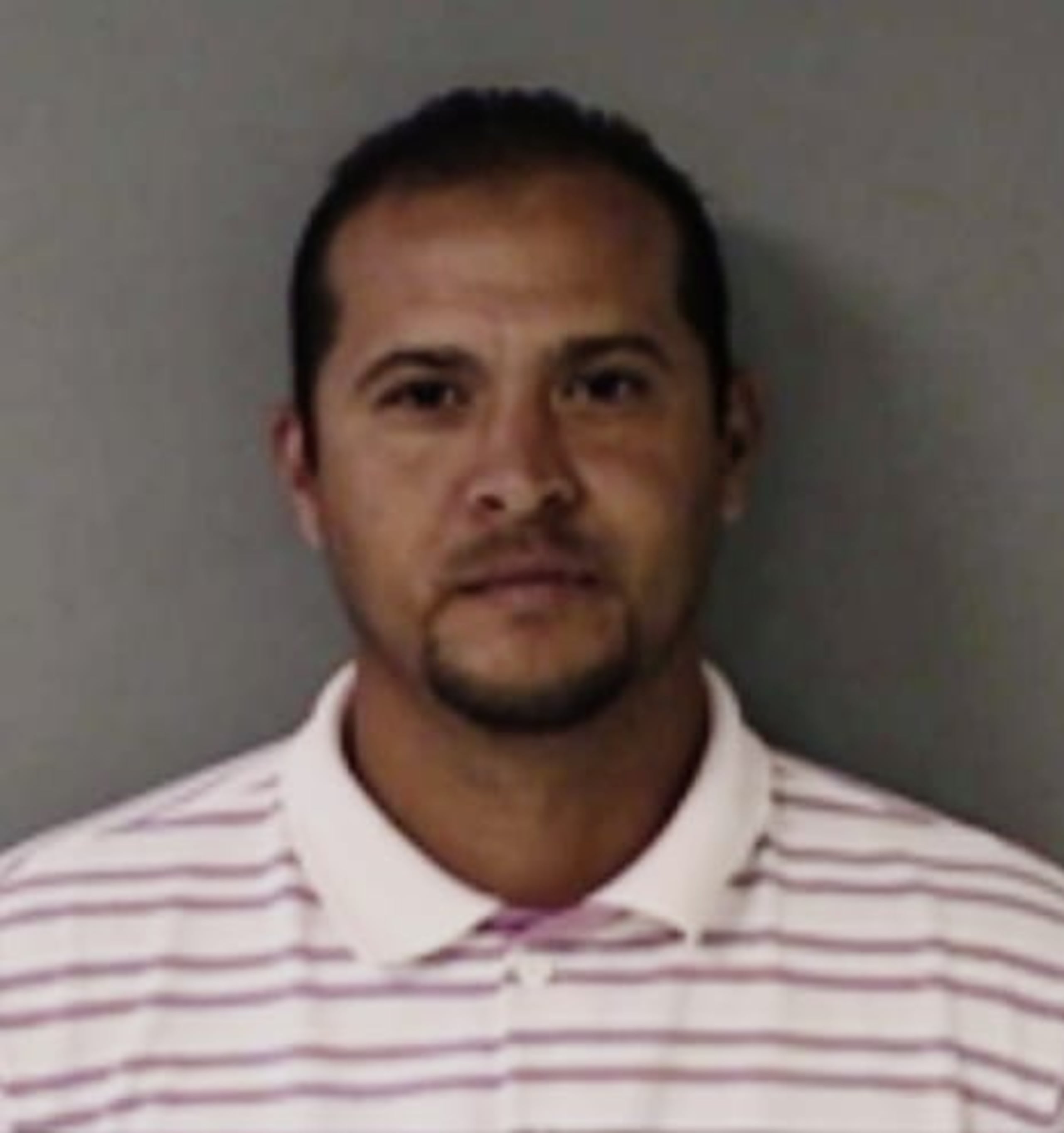 El fugitivo Jimmy Tirado Cotto, de 47 años, quien figura en la lista de los 10 Más Buscados del área policíaca de Caguas, se entregó en el Tribunal de Caguas