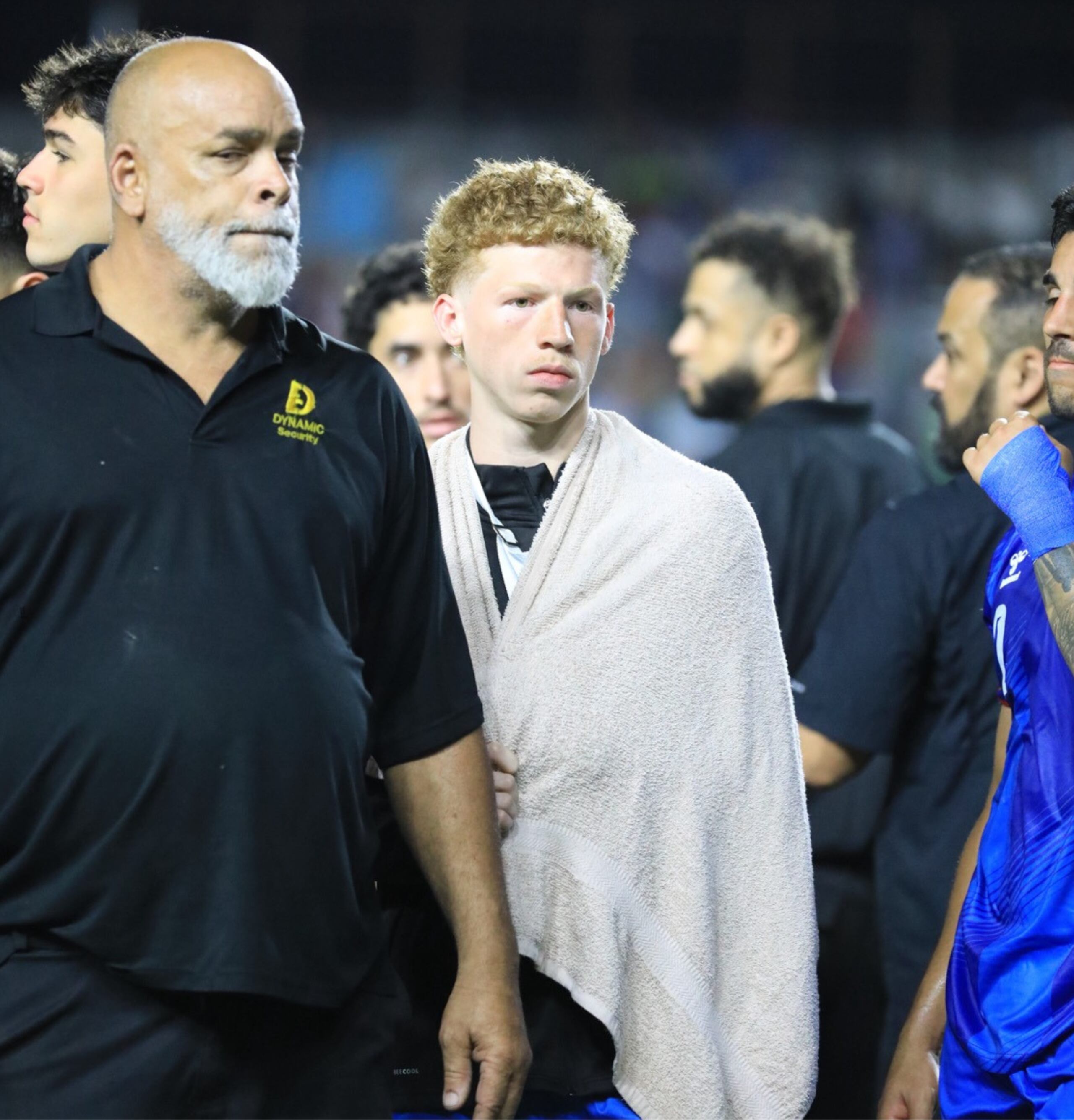 Jeremy de León es escortado del campo del Estadio Juan Ramón Loubriel, de Bayamón, tras concluir el juego amistoso entre Puerto Rico y República Dominicana.