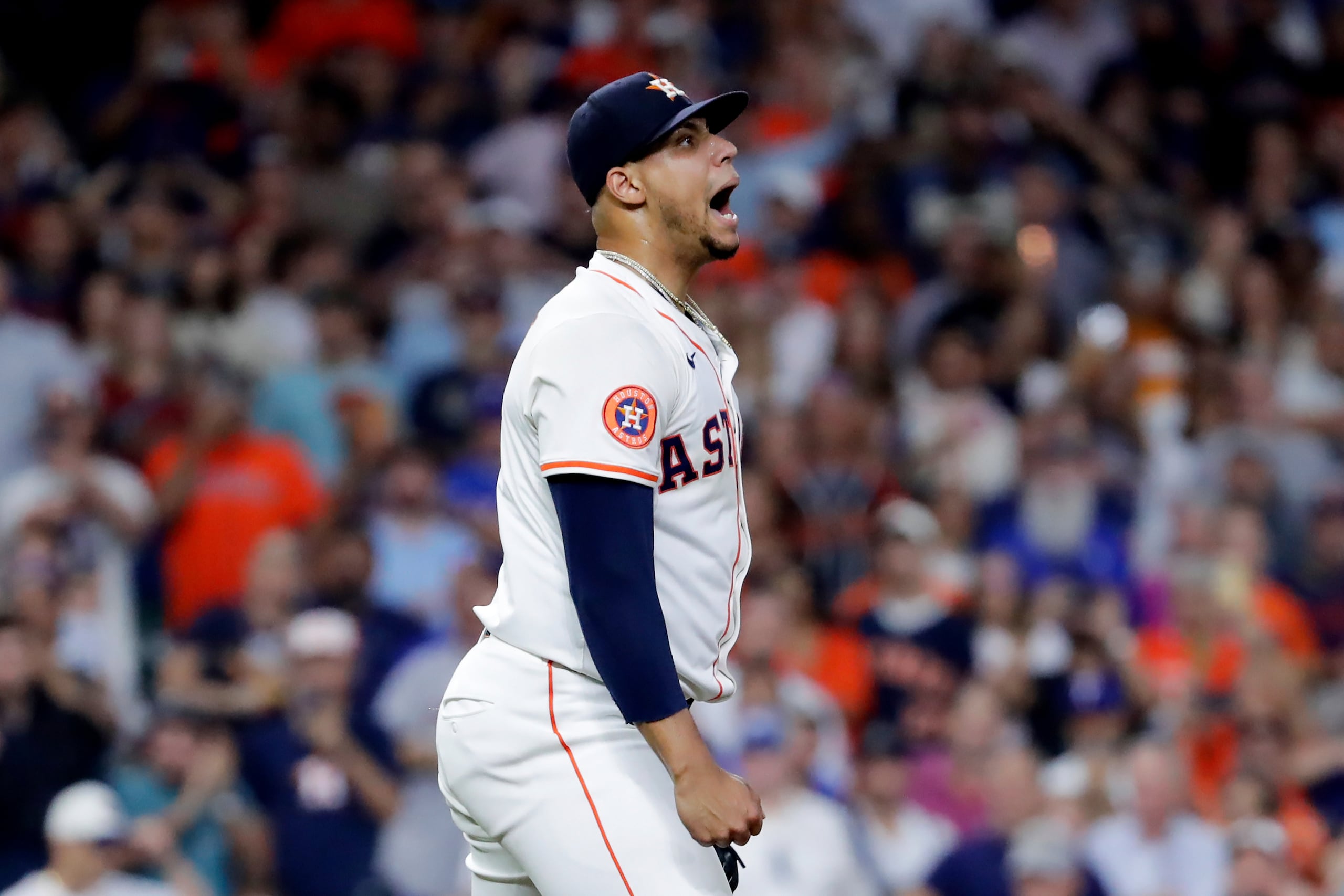 El dominicano Bryan Abreu, relevista de los Astros de Houston, festeja tras conseguir un ponche en el encuentro contra los Rangers de Texas.