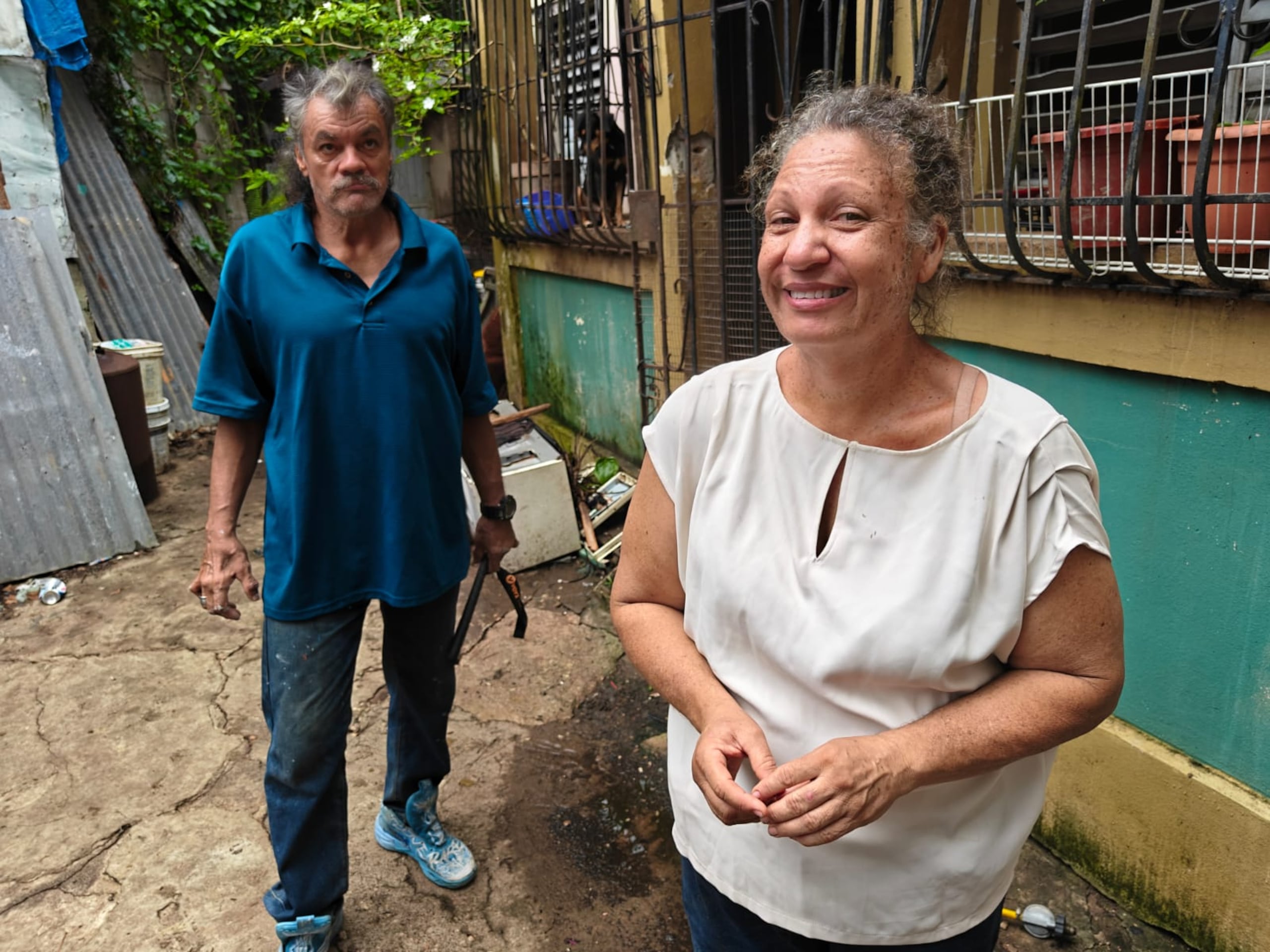 William Gerena y Vivian Rios no pudieron precisar el tiempo que llevan viviendo en condiciones infrahumanas en su residencia en la comunidad La California en Manatí.