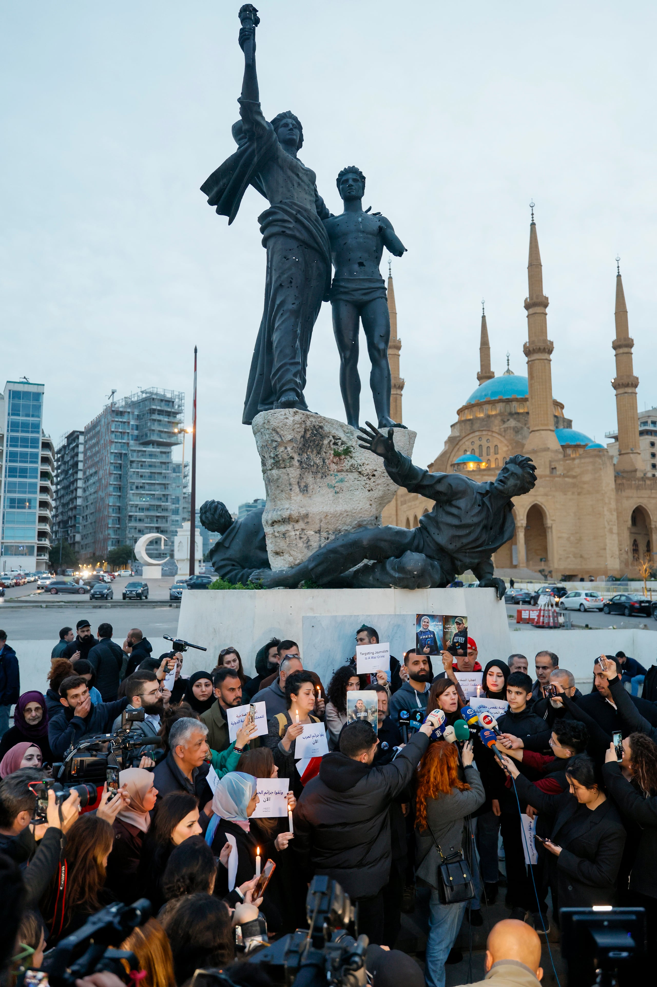 Miembros del Sindicato de Periodistas del Líbano, junto celebran una protesta solidaria que condena el ataque aéreo israelí que mató a tres periodistas el sábado.