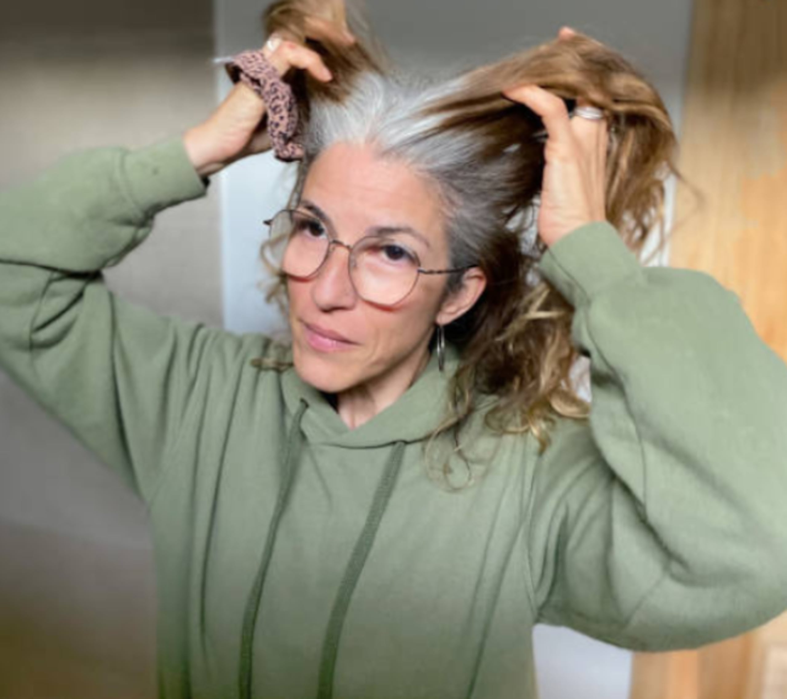 El mantenimiento adecuado permite conservar el tono blanco o gris sin alteraciones.