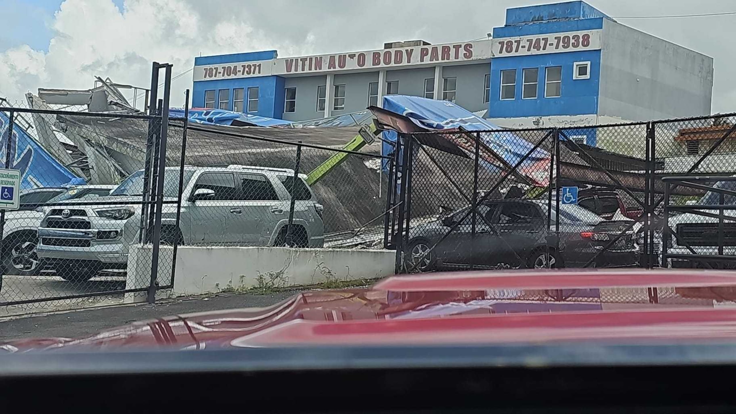 Colapsa techo de dealer en Caguas. La Policía atiende la escena.