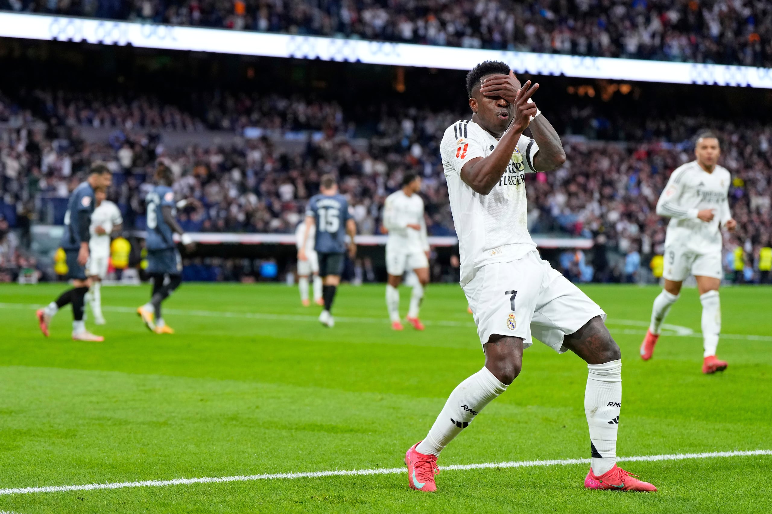 Vinicius Junior celebra luego de marcar el segundo gol del Real Madrid en el partido.