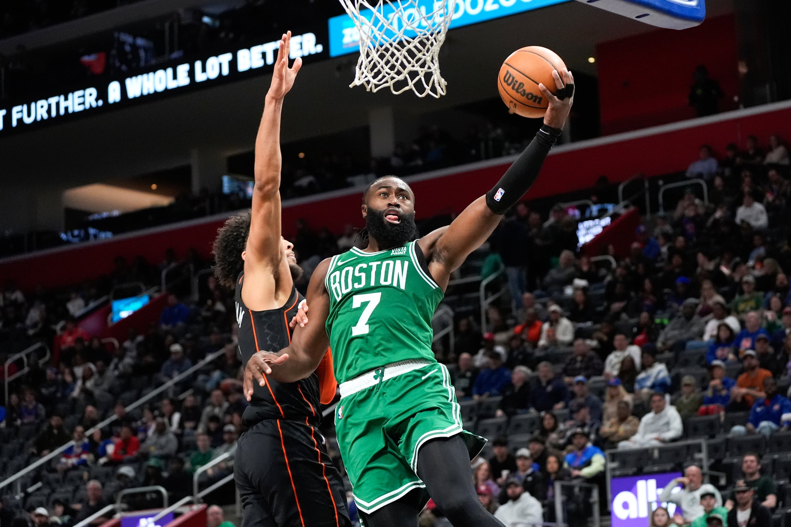 Jaylen Brown, de los Celtics de Boston, ataca el aro ante un intento de bloqueo de Cade Cunningham, de los Pistons de Detroit.