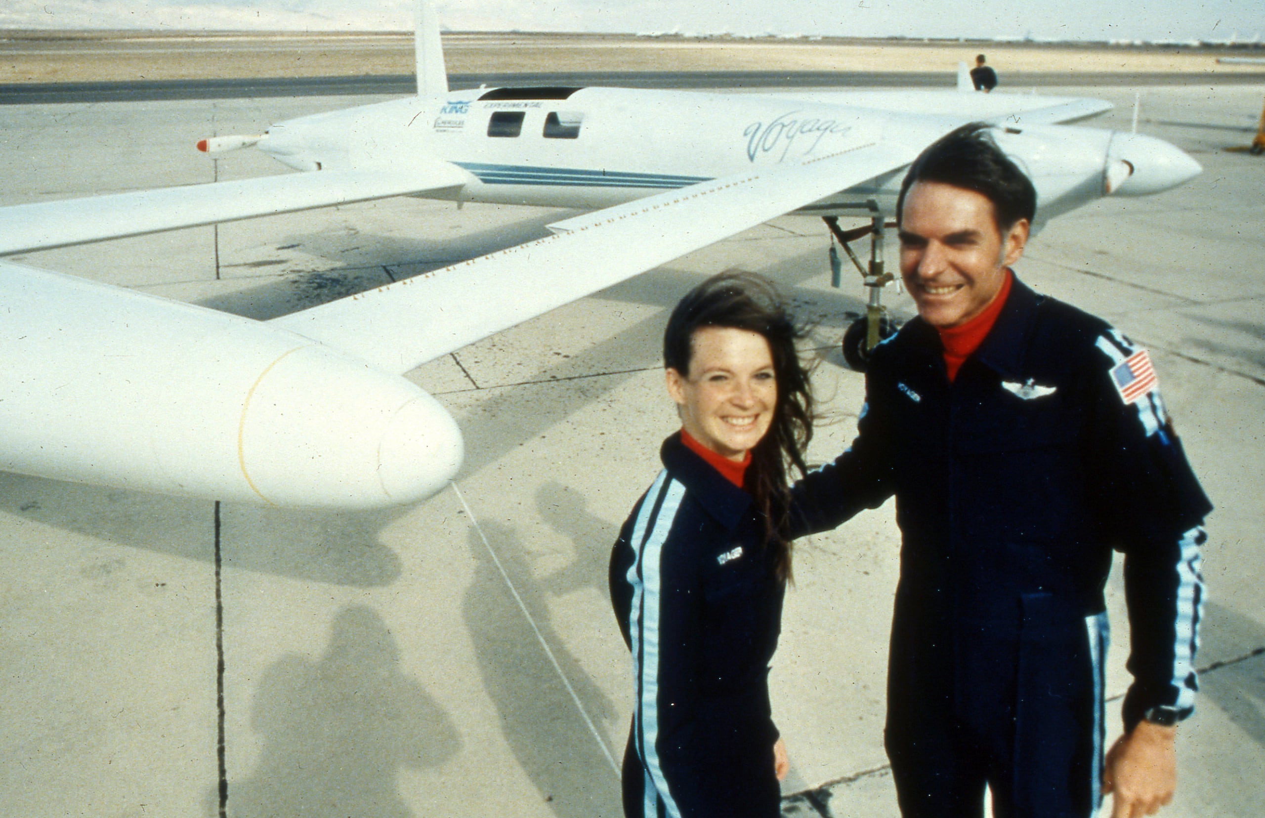 Dick Rutan y su copiloto Jeana Yeager, junto al Voyager, tras haber completado la vuelta al mundo sin escalas en 1985. Rutan falleció el viernes a los 85 años.