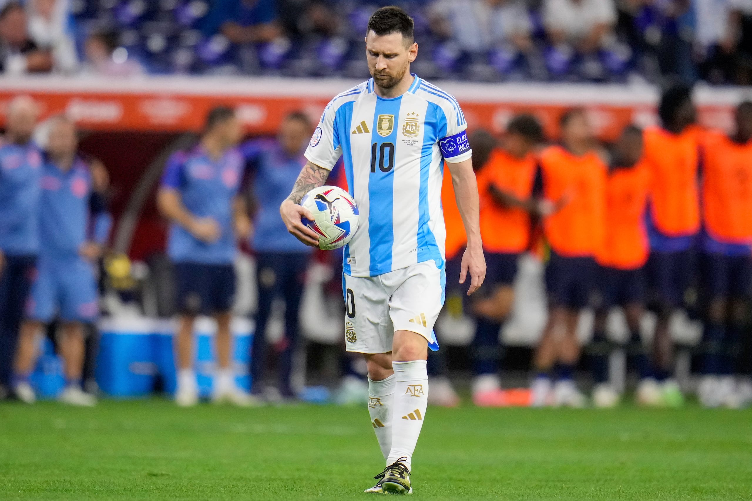 Lionel Messi, de la selección de Argentina, camina con el balón hacia el punto penal durante la tanda para definir el duelo de la Copa América contra Ecuador, el jueves 4 de julio de 2024 (AP Photo/Julio Cortez)