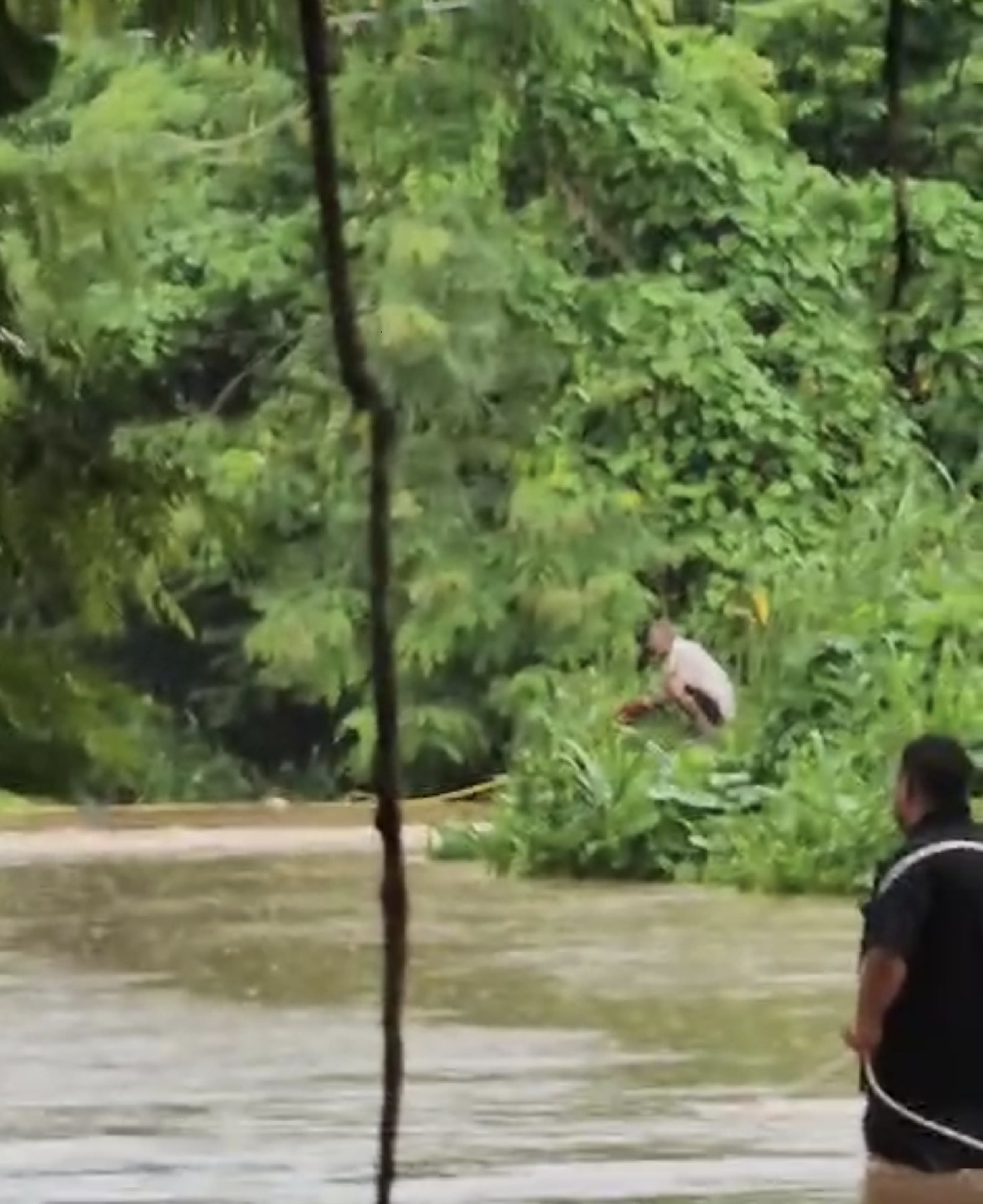 Un hombre de 82 años fue arrastrado por un golpe de agua en el río Cibuco, en la carretera PR-676 de vega Alta.