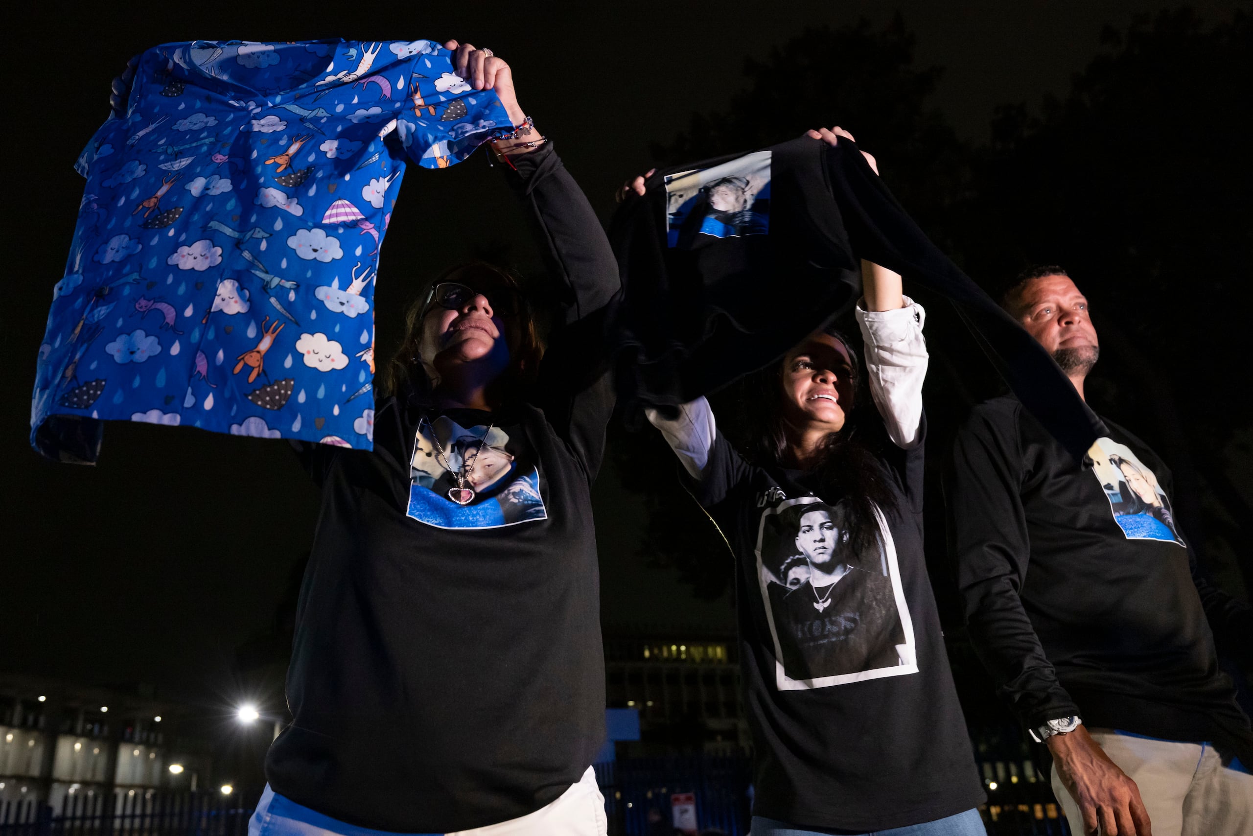 Bereliz (centro) sujetando la camisa con la imagen de su hermana, Keishla.