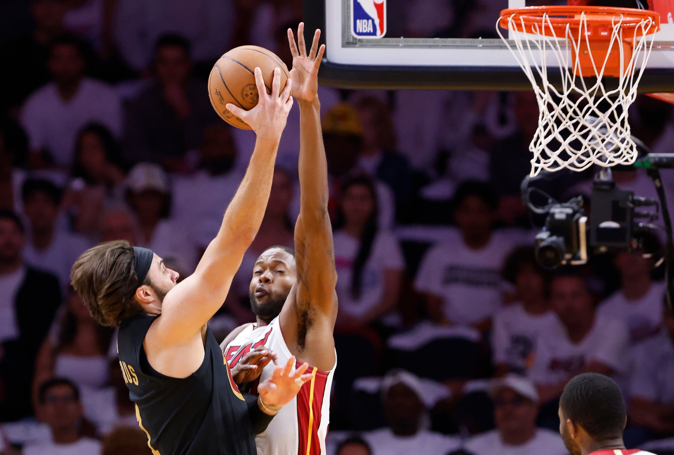El base de los Cavaliers de Cleveland Max Strus lanza el balón sobre el alero del Heat de Miami Haywood Highsmith en el juego 4 de la serie de primera ronda de los playoffs el lunes 2 de abril del 2025. (AP Foto/Rhona Wise) .